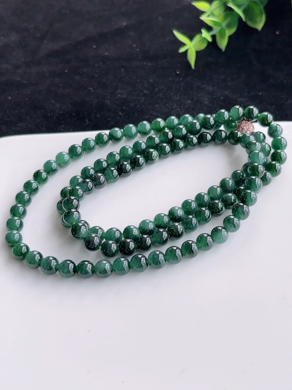 冰润满色满绿圆珠项链  色泽靓丽，珠圆玉润，佩戴优雅大方（请在自然光欣赏）4-8   尺寸7mm