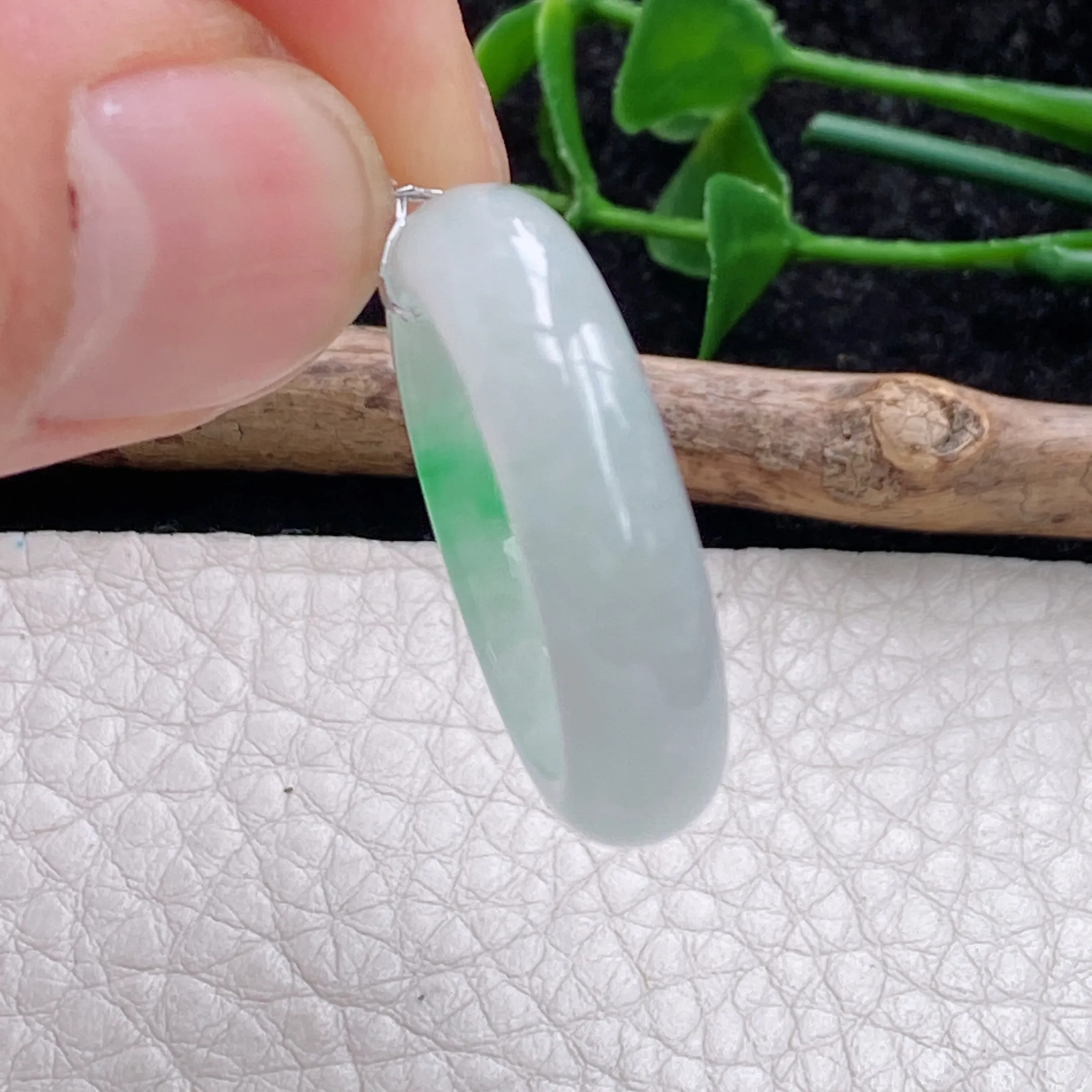qxm自然光实拍 缅甸翡翠飘绿指环 20.5mm玉戒指，尺寸28.5*6.4*3.5mm，种老水润，雕工精美，玉质细腻起胶冰透