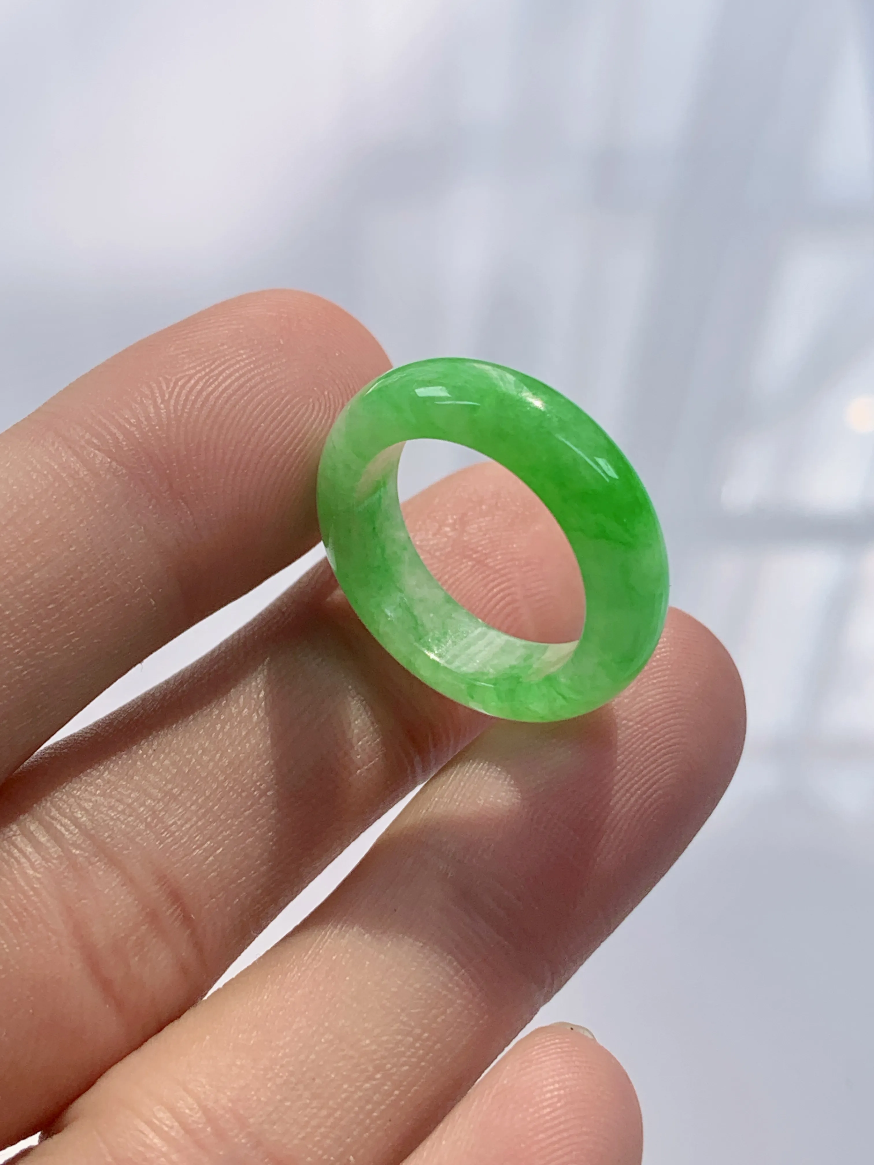 缅甸天然翡翠A货，冰种起胶满绿阳绿指环戒指，尺寸：圈口内径17.1mm，宽厚6/3.9mm，