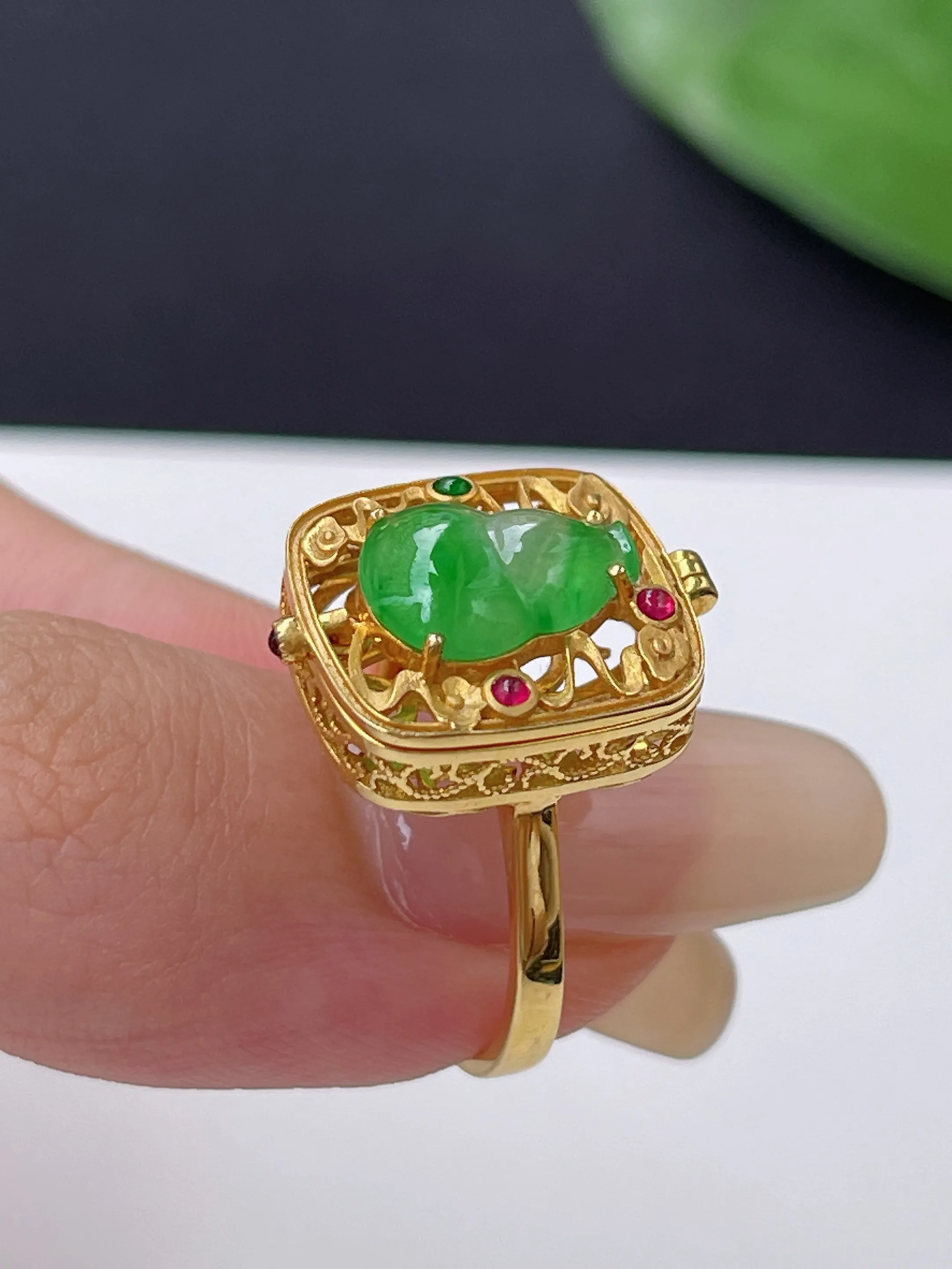 翡翠阳绿葫芦戒指，裸石尺寸10.2x7.7x3.4