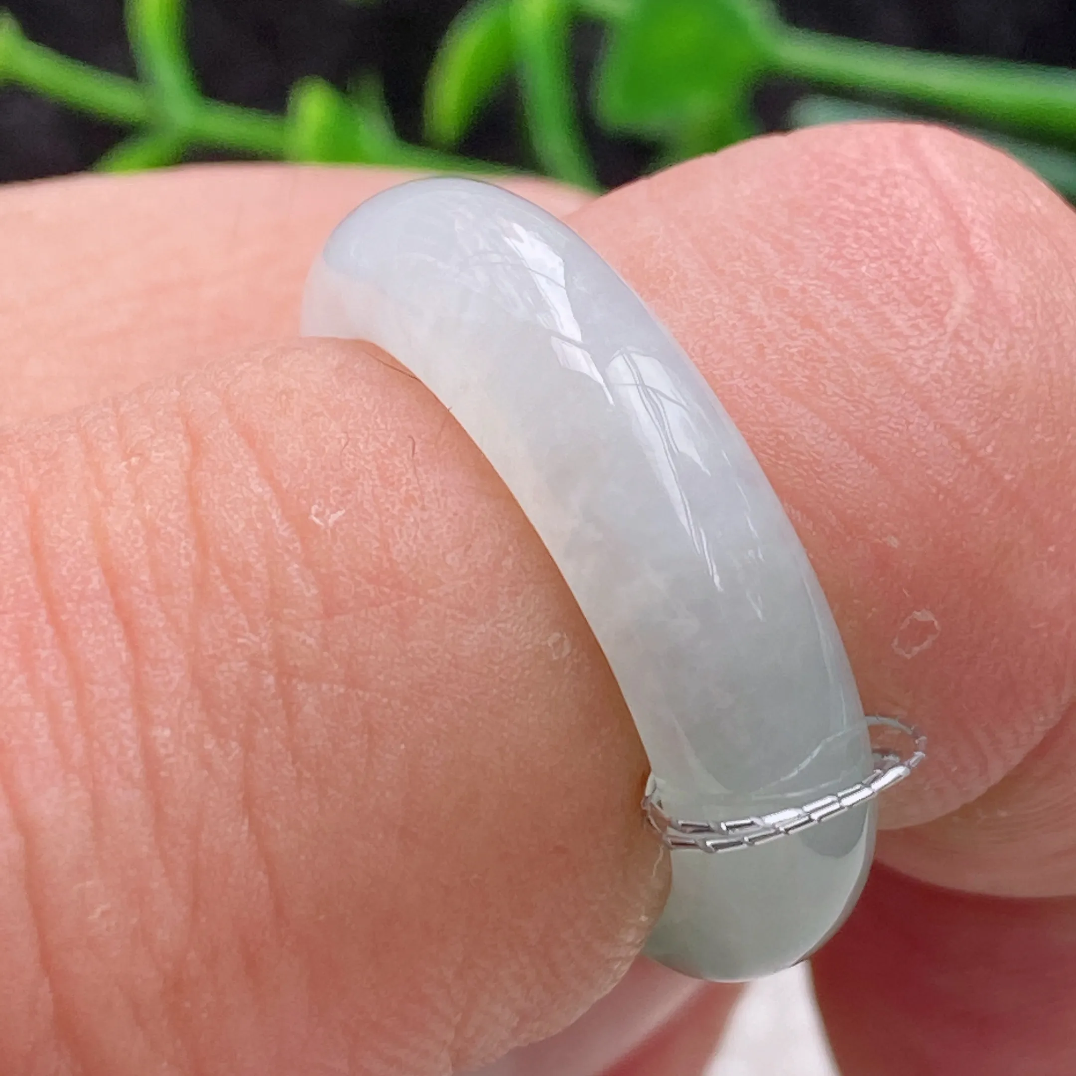 qxm自然光实拍 缅甸翡翠飘绿指环 20.5mm玉戒指，尺寸28.5*6.4*3.5mm，种老水润，雕工精美，玉质细腻起胶冰透