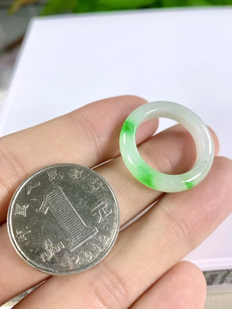 缅甸天然翡翠A货，冰润飘绿阳绿指环戒指，尺寸：圈口内径18.2mm，宽厚5.4/3.8mm，