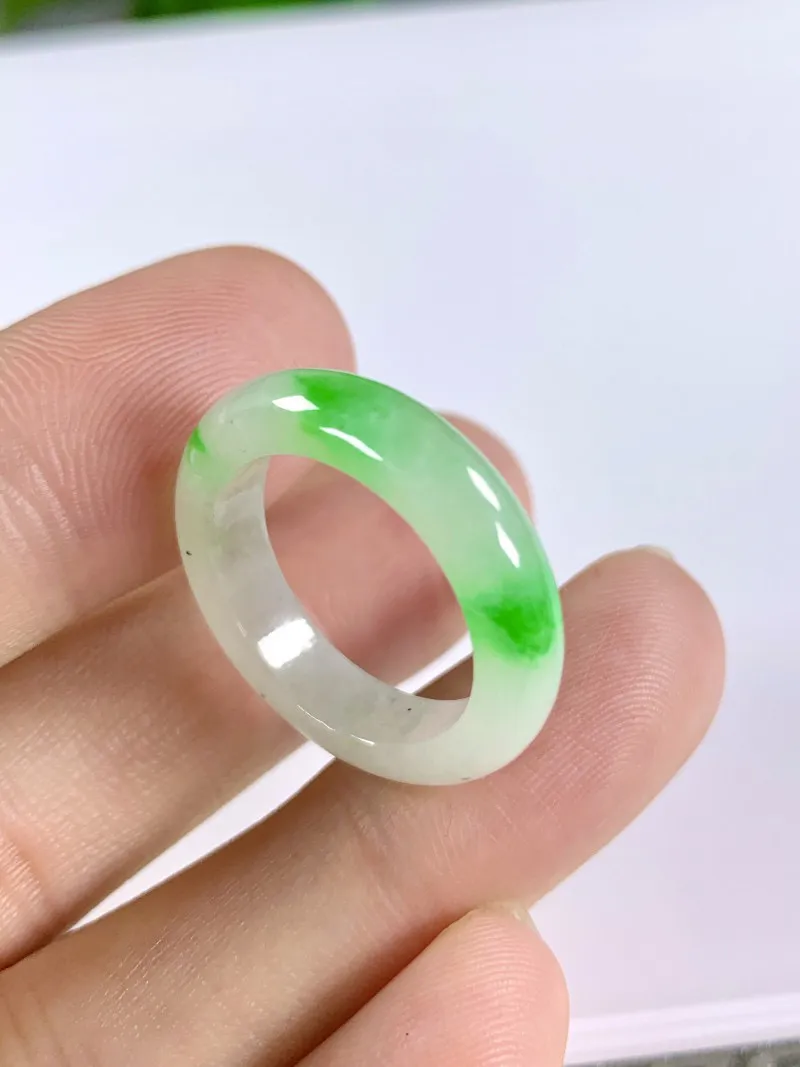 缅甸天然翡翠A货，冰润飘绿阳绿指环戒指，尺寸：圈口内径18.2mm，宽厚5.4/3.8mm，