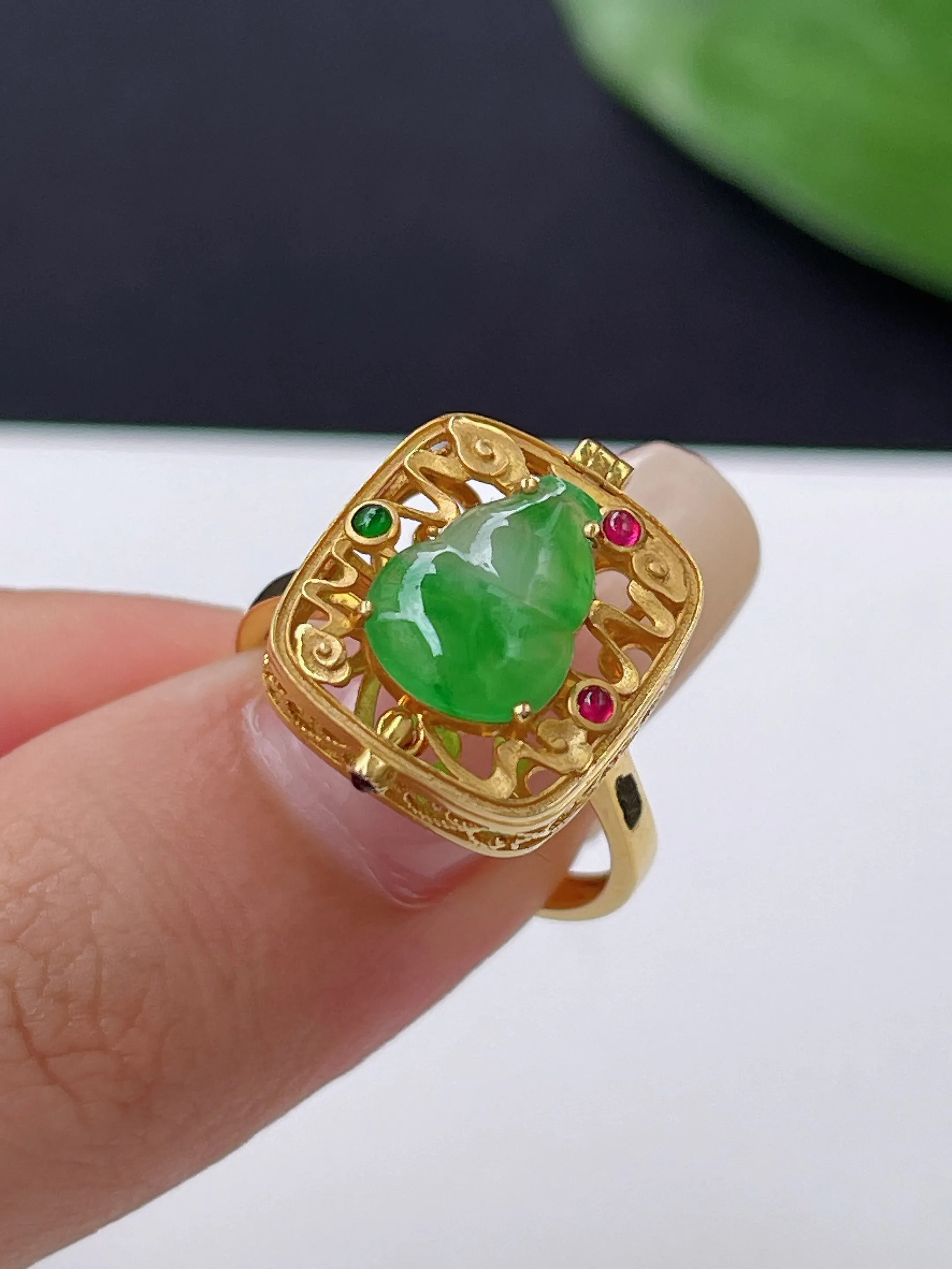 翡翠阳绿葫芦戒指，裸石尺寸10.2x7.7x3.4