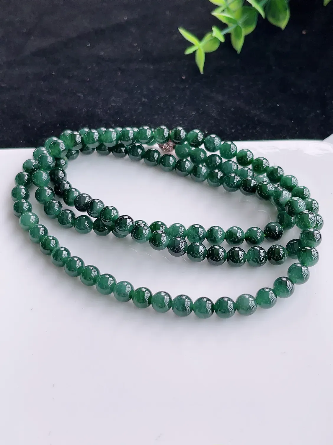冰润满色满绿圆珠项链  色泽靓丽，珠圆玉润，佩戴优雅大方（请在自然光欣赏）4-8   尺寸7mm