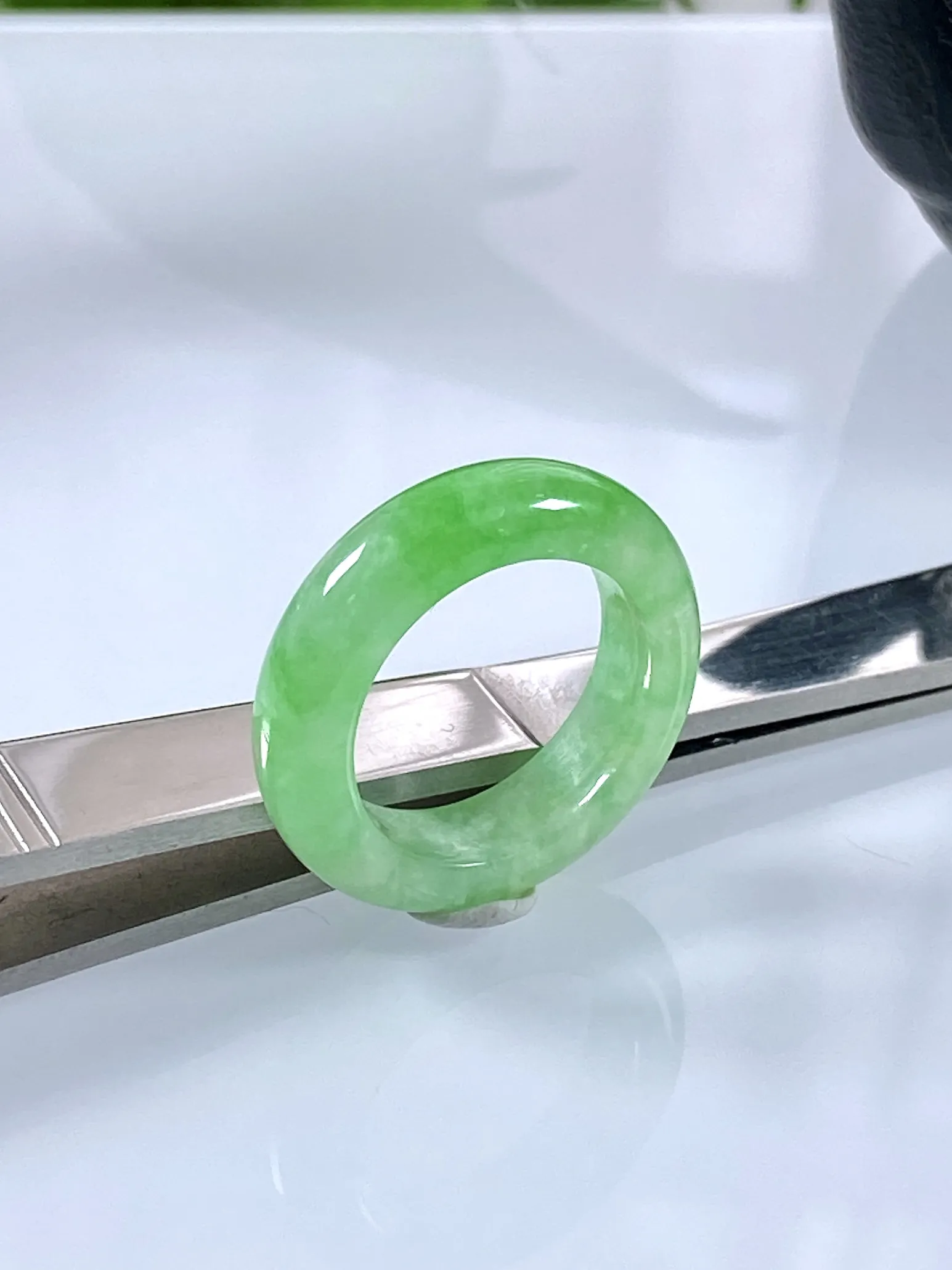 缅甸天然翡翠A货，冰种飘绿阳绿指环戒指，尺寸：圈口内径17.2mm=15号，宽厚6/4.2mm，重量：4.54g