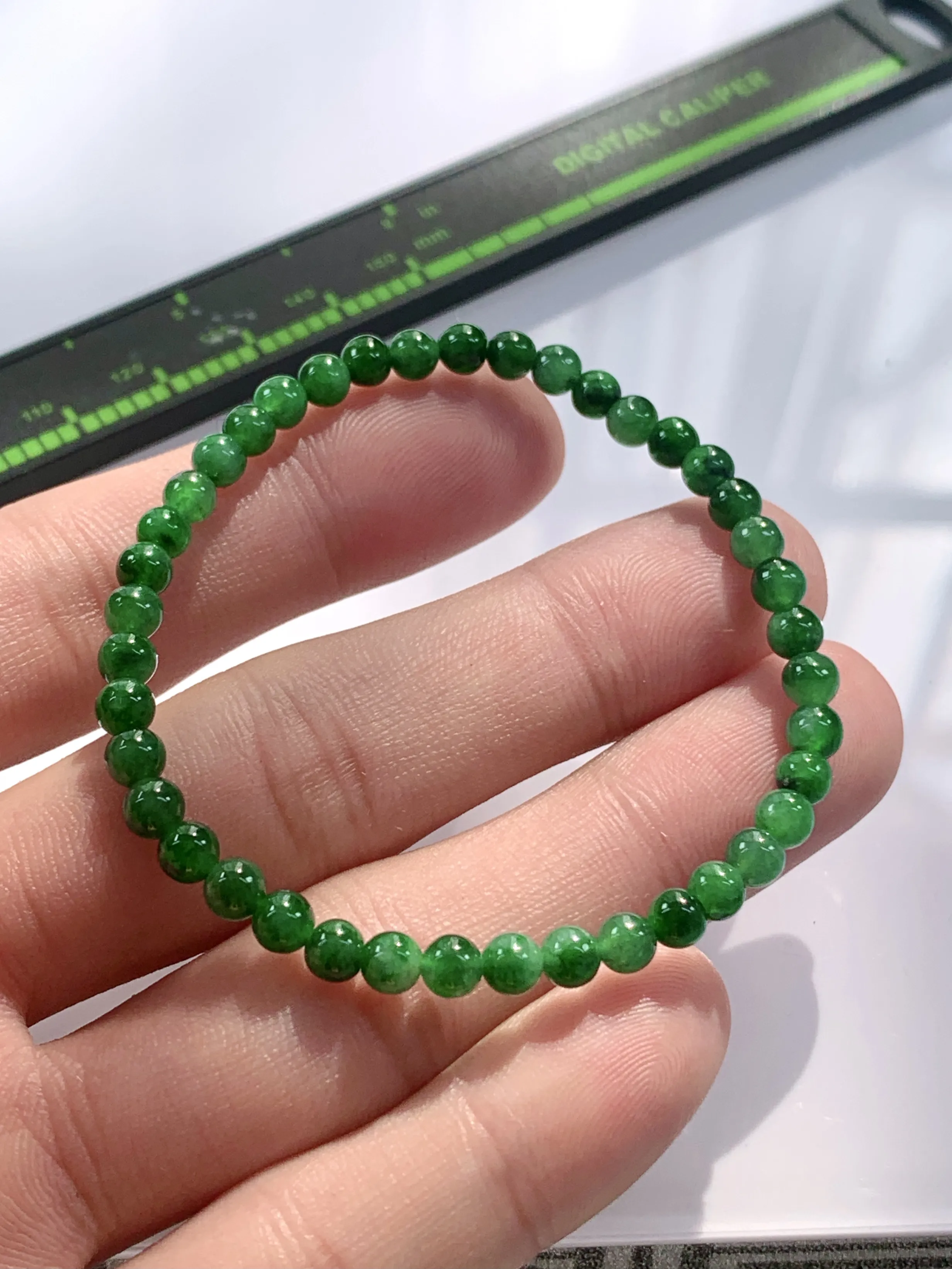 缅甸天然翡翠A货，冰种起胶辣绿小圆珠手串手链，尺寸：4.2mm/41颗