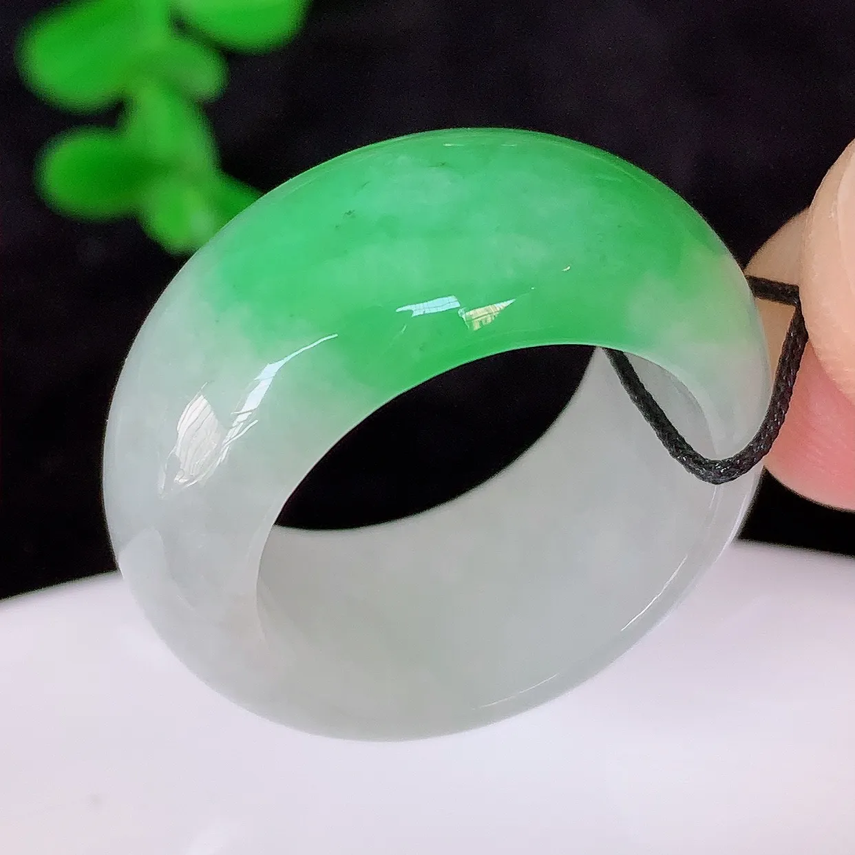 自然光实拍，冰润飘绿18.5mm内径翡翠扳指，冰润指环，玉扳指，财源滚滚，玉质细腻起胶，18圈口，种