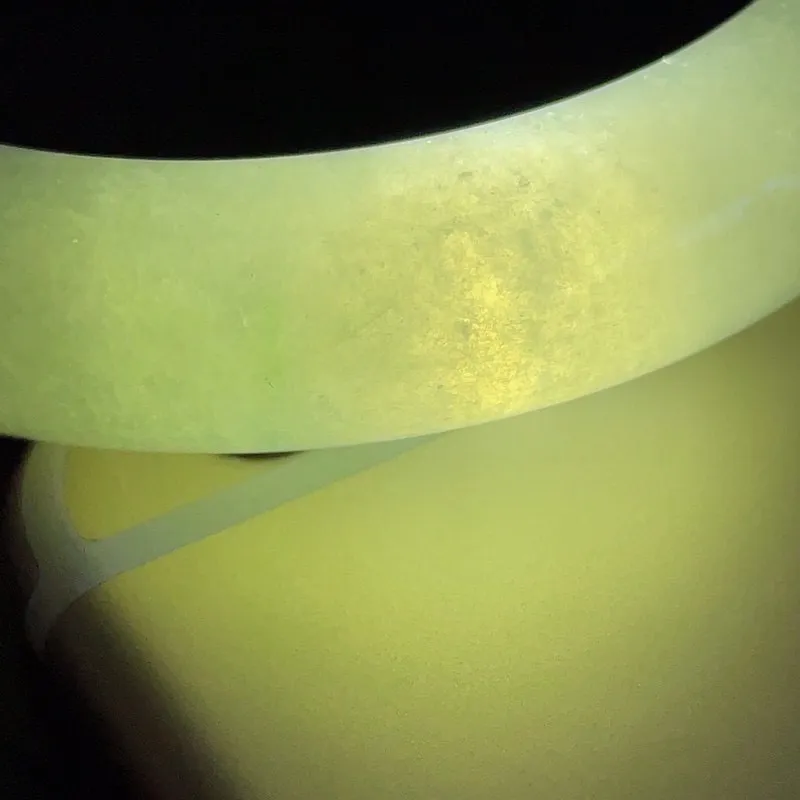 正圈56圈口，自然光实拍，天然翡翠A货冰润起光飘阳绿平安镯，尺寸：56-12.7-9mm，重量：65.51g。