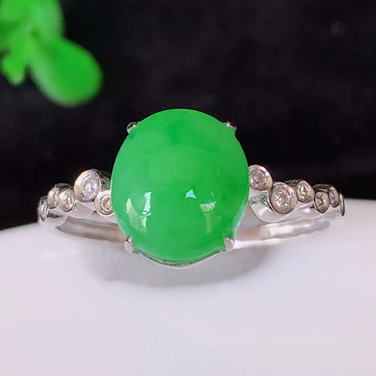 自然光实拍 18K金精工镶嵌满绿戒指，玉质细腻，翡翠色泽均匀，艳丽饱满，款式高贵大气，17圈口，上手