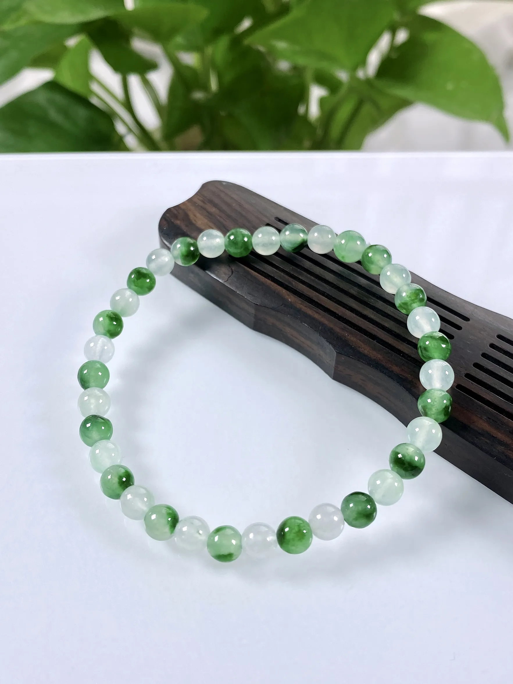 缅甸天然翡翠A货，高冰种起光起胶飘绿小圆珠手串手链，尺寸：5mm/35颗，重量：7.74g