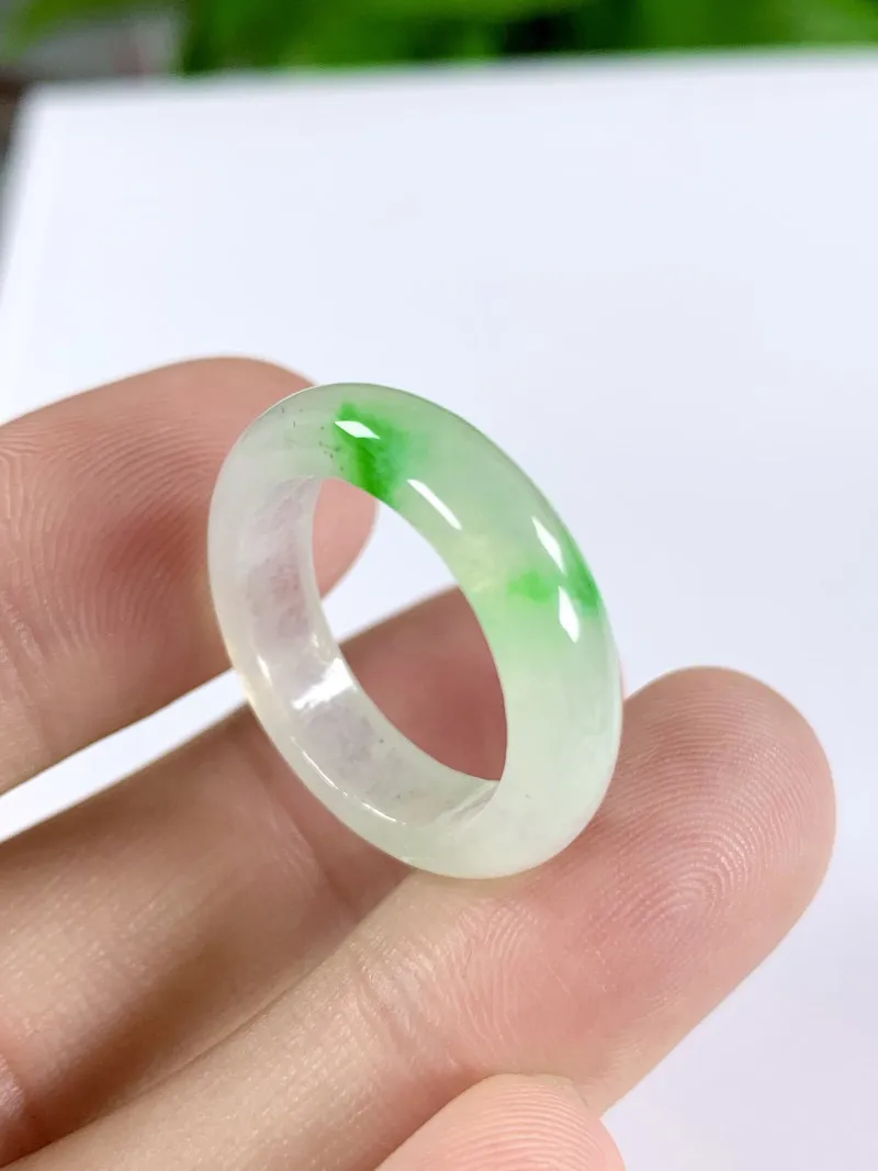 缅甸天然翡翠A货，冰种起胶飘绿阳绿指环戒指，尺寸：圈口内径18.2mm，宽厚5.6/3.6mm，