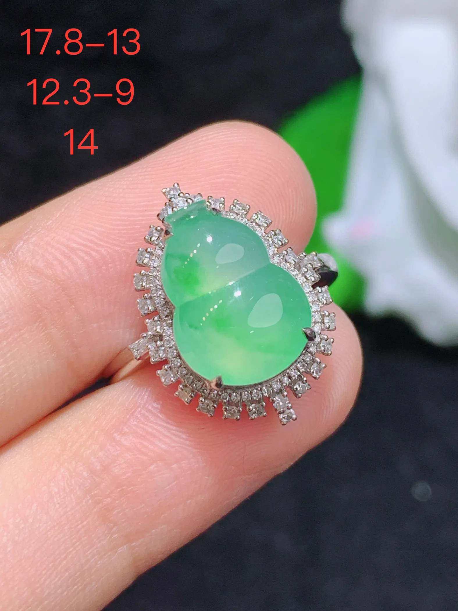 飘绿葫芦戒指，18k金镶嵌，颜色清爽，水润，整体规格：17.8-13