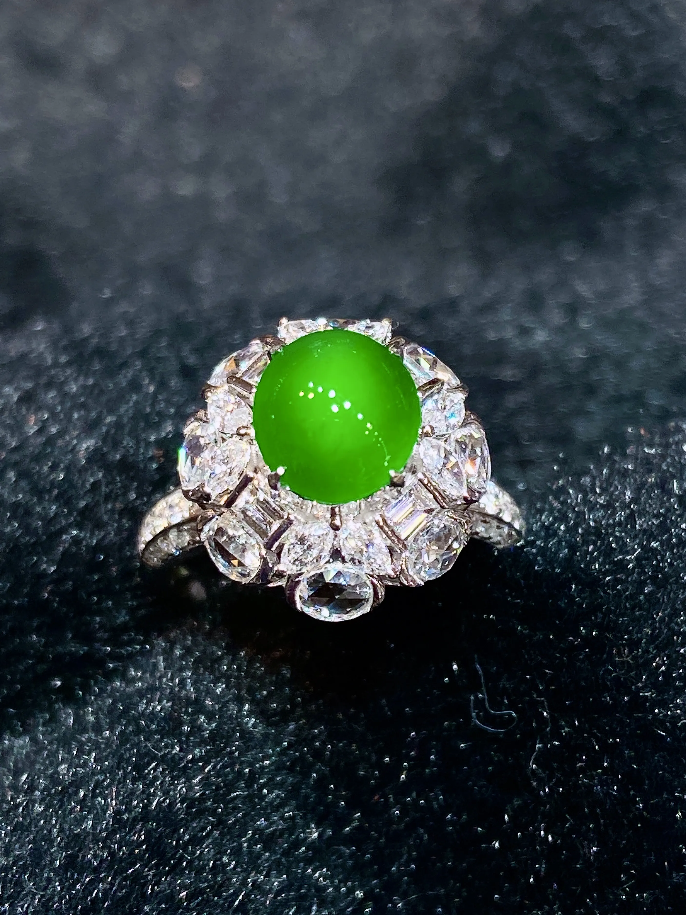 18k金钻镶嵌满绿蛋面戒指 玉质细腻 色泽艳丽 款式新颖别致 圈口14.5 整体尺寸15.6*14.