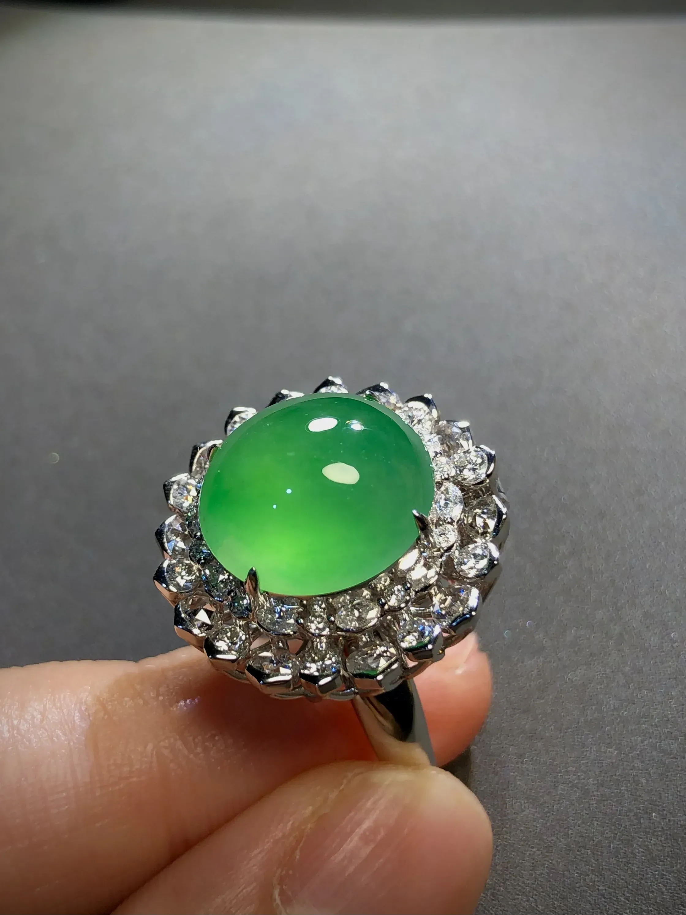 绿蛋面吊坠戒指两用款，
裸石13.5-13.2-7.2mm，
吊坠整体30-21-14.5mm，
戒指15#可改，18K金，南非钻，