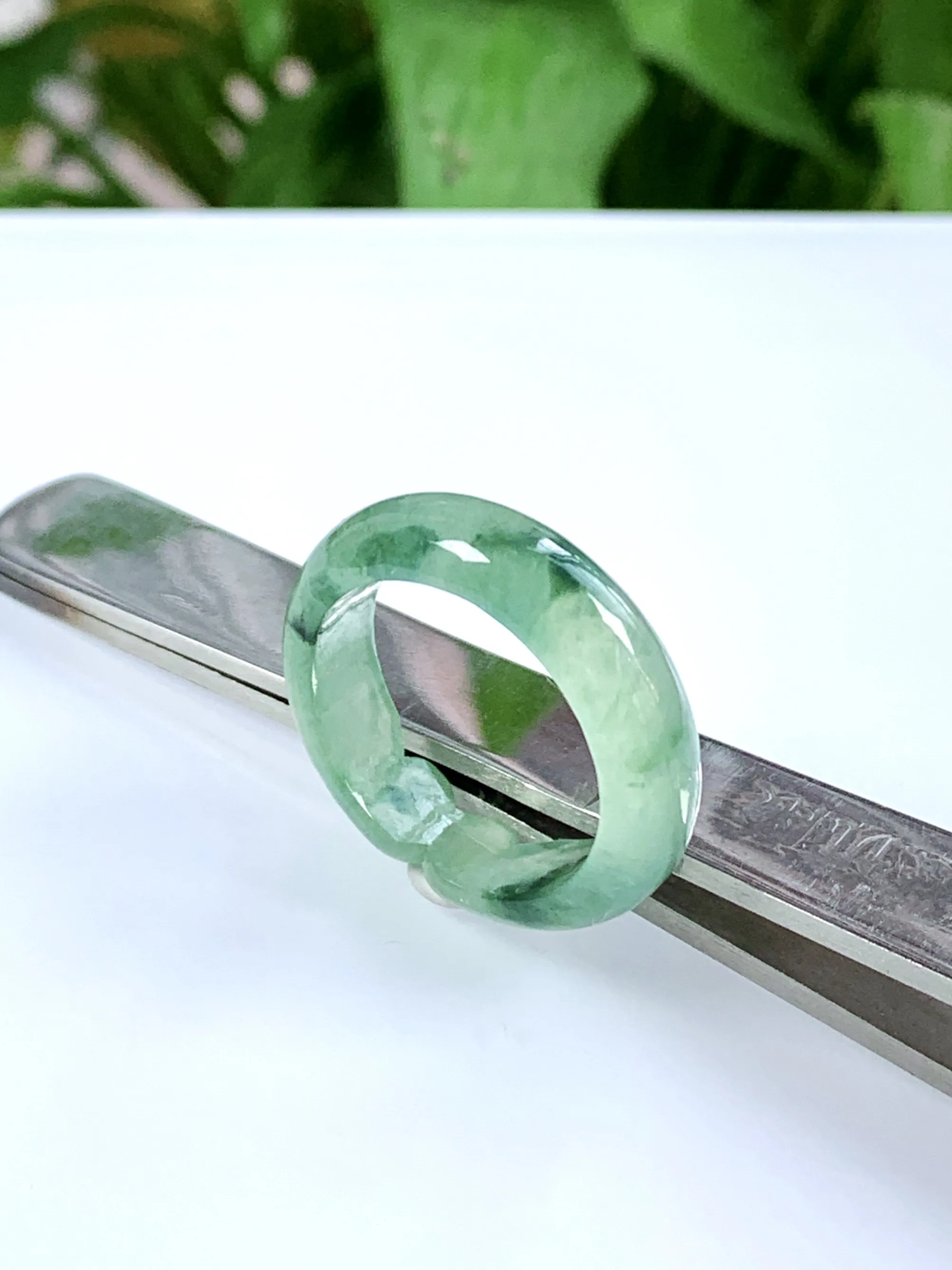 缅甸天然翡翠A货，冰种起光飘花如意指环戒指，尺寸：圈口内径17.8mm=17号，宽厚6/3mm，重量：3.15g