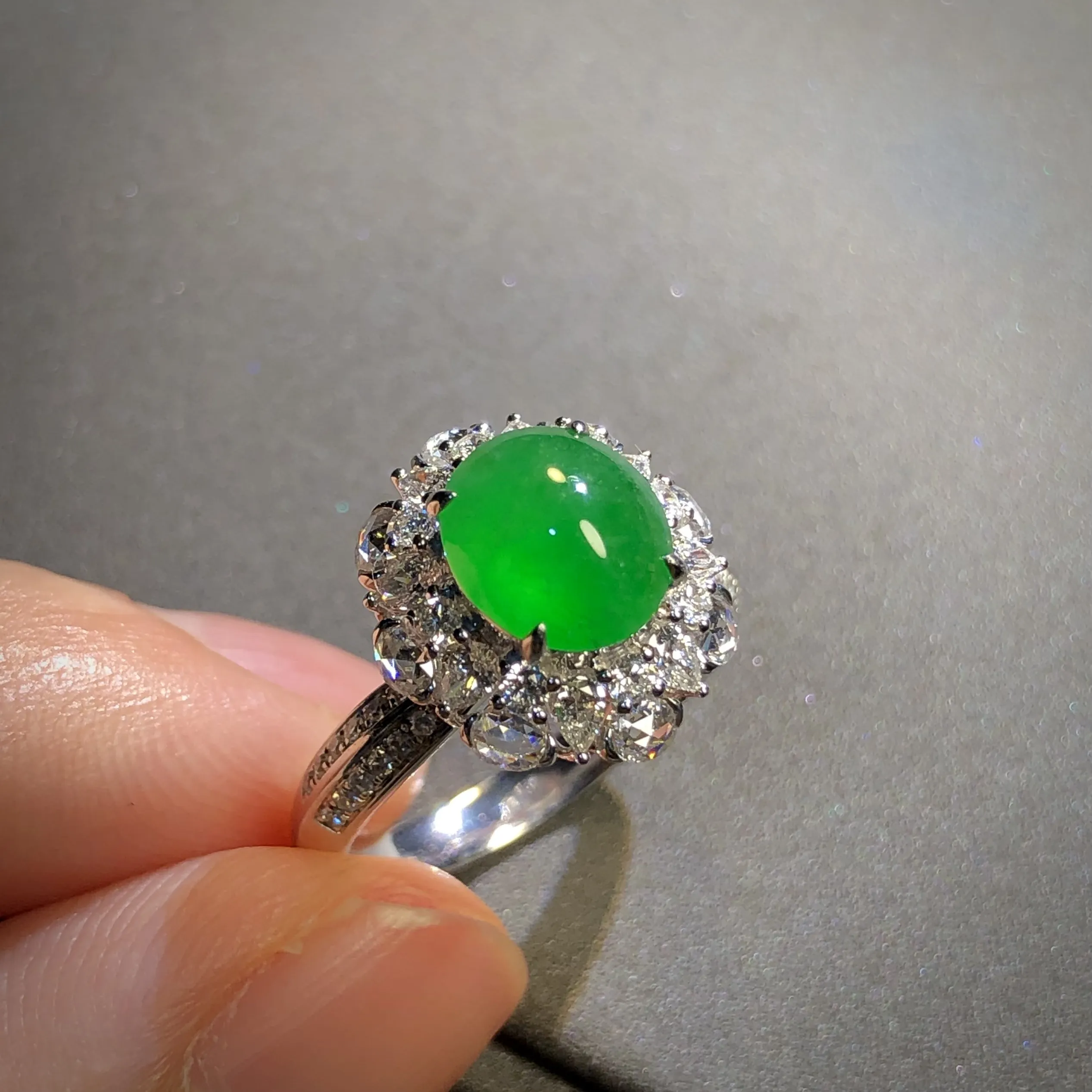 绿戒指，裸石8.5-7.5-4mm，
14#可改，18K金，南非钻，