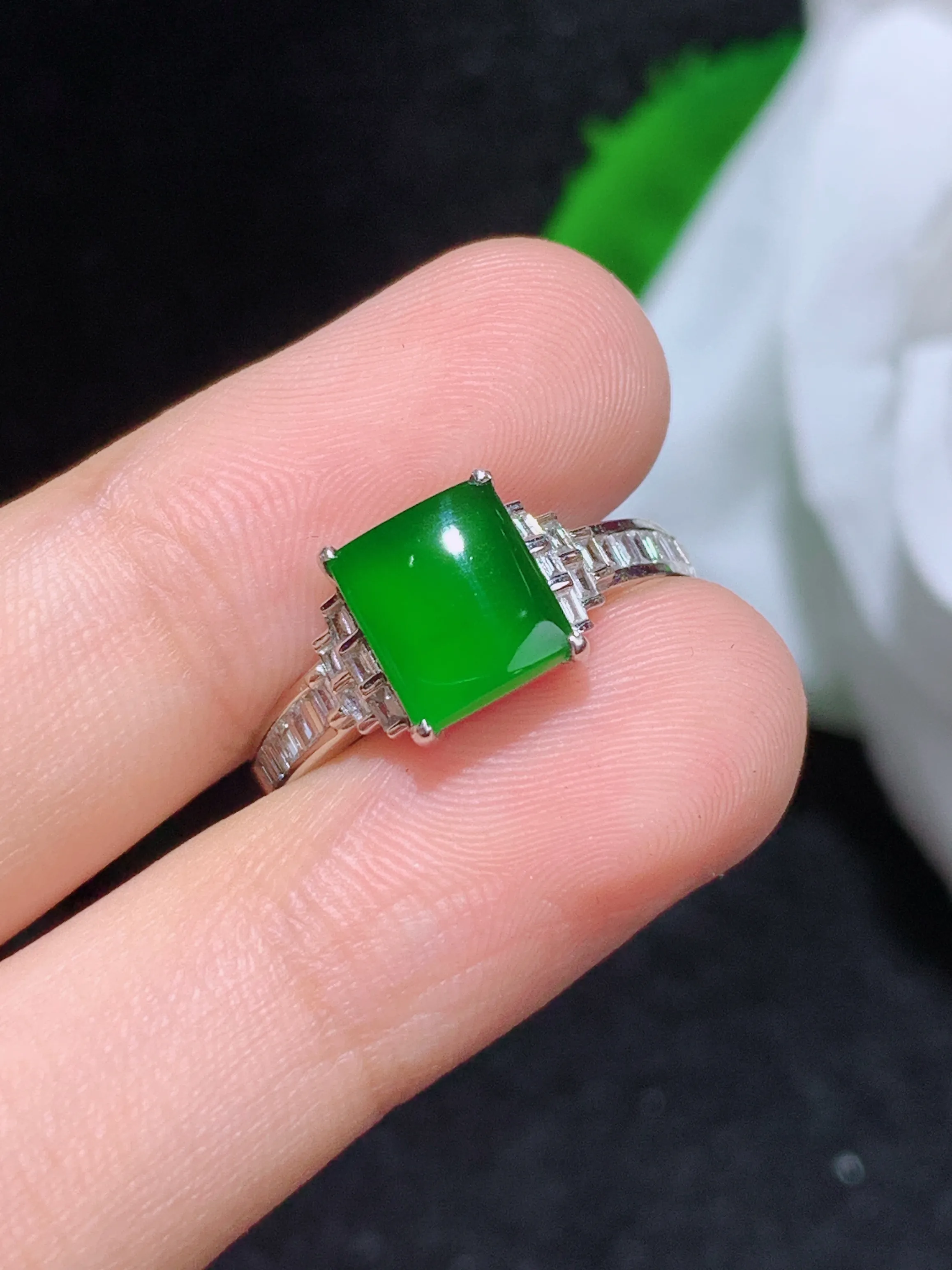 满绿马鞍戒指，18k金镶嵌，颜色清爽，水润，整体规格：20-8.4