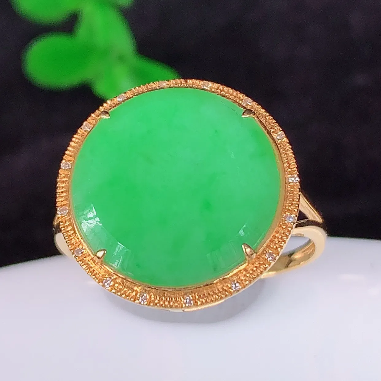 自然光实拍 18K金精工镶嵌满绿戒指，玉质细腻，翡翠色泽均匀，艳丽饱满，款式高贵大气，上手亮眼，#0