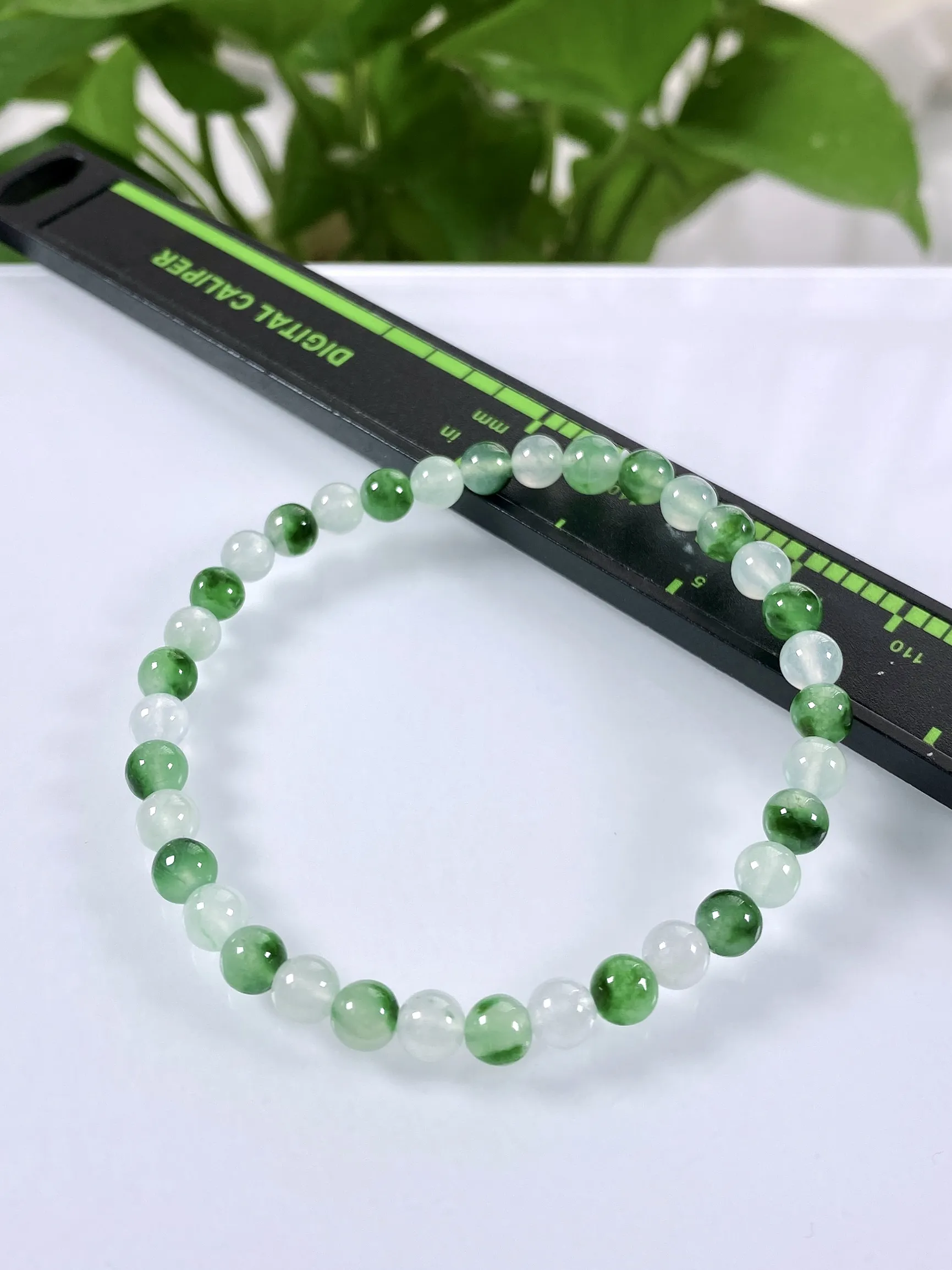 缅甸天然翡翠A货，高冰种起光起胶飘绿小圆珠手串手链，尺寸：5mm/35颗，重量：7.74g