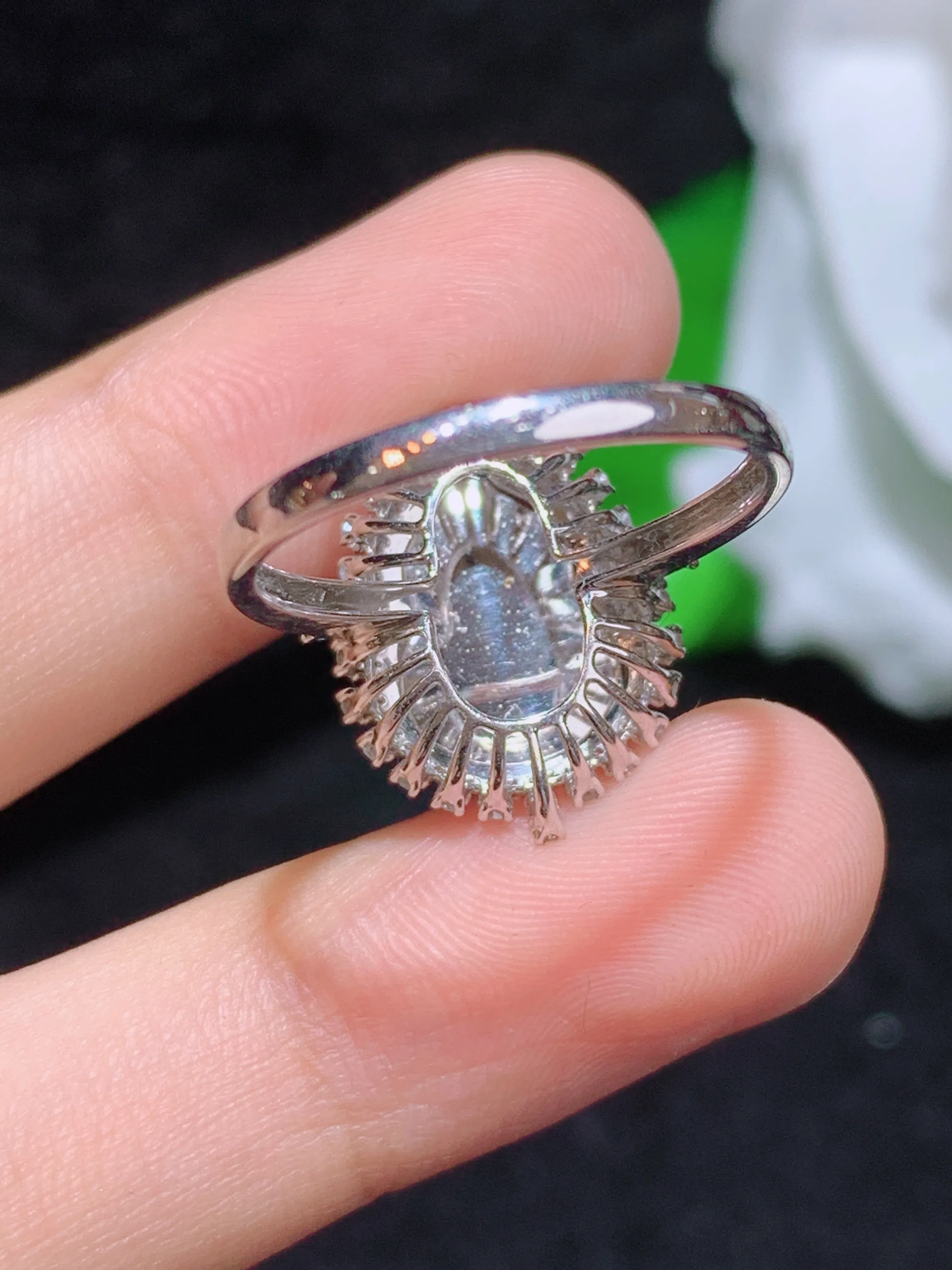 飘绿葫芦戒指，18k金镶嵌，颜色清爽，水润，整体规格：17.8-13
