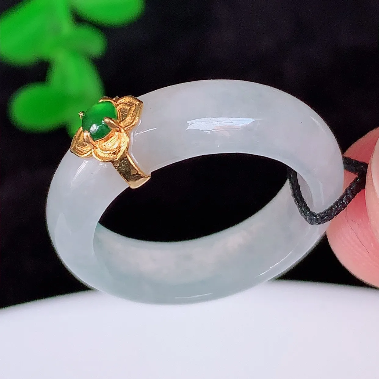 自然光实拍，冰16.5mm内径翡翠指环，18K金镶嵌，玉戒指，玉质莹润，好精美好冰润的指环，上手纤巧