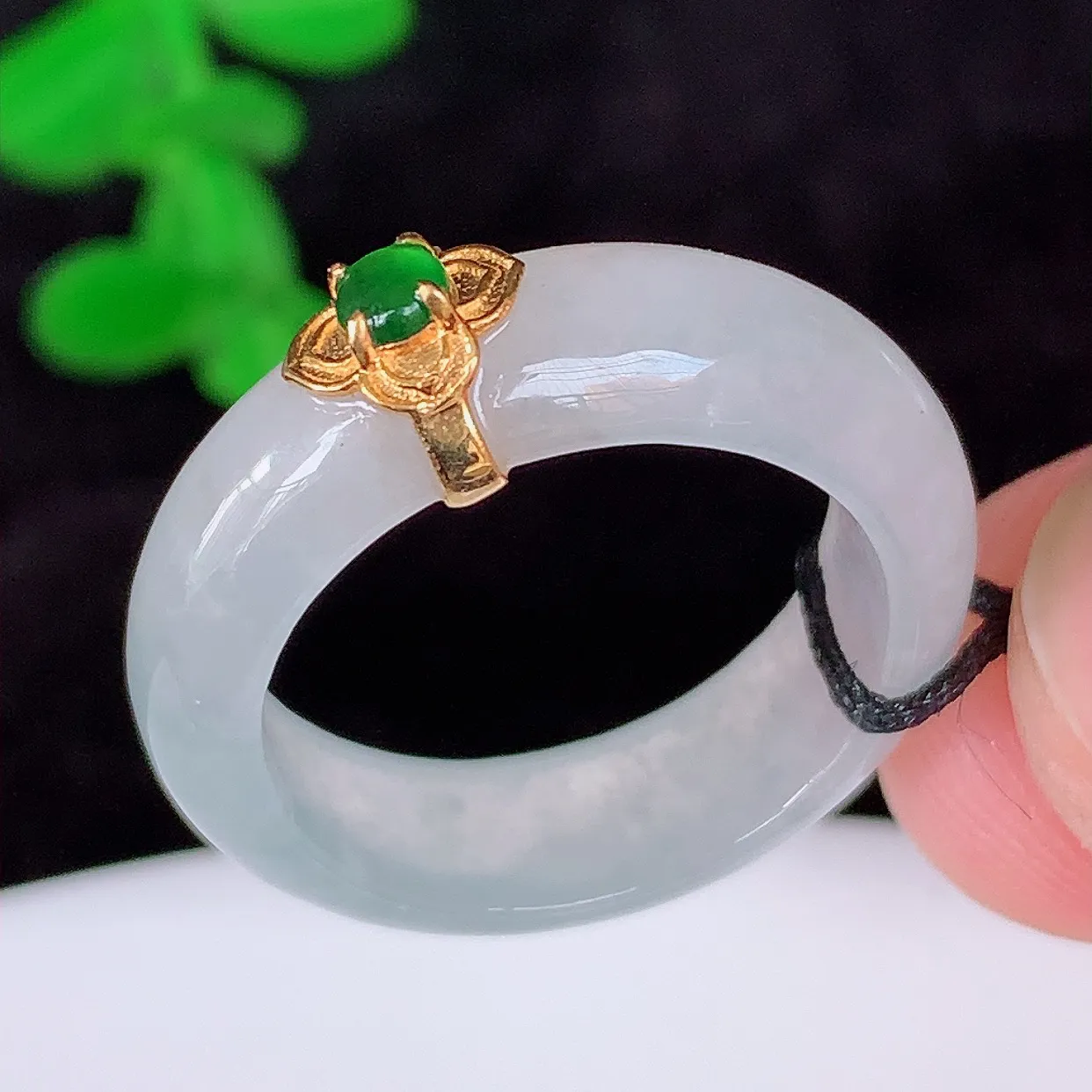 自然光实拍，冰16.5mm内径翡翠指环，18K金镶嵌，玉戒指，玉质莹润，好精美好冰润的指环，上手纤巧