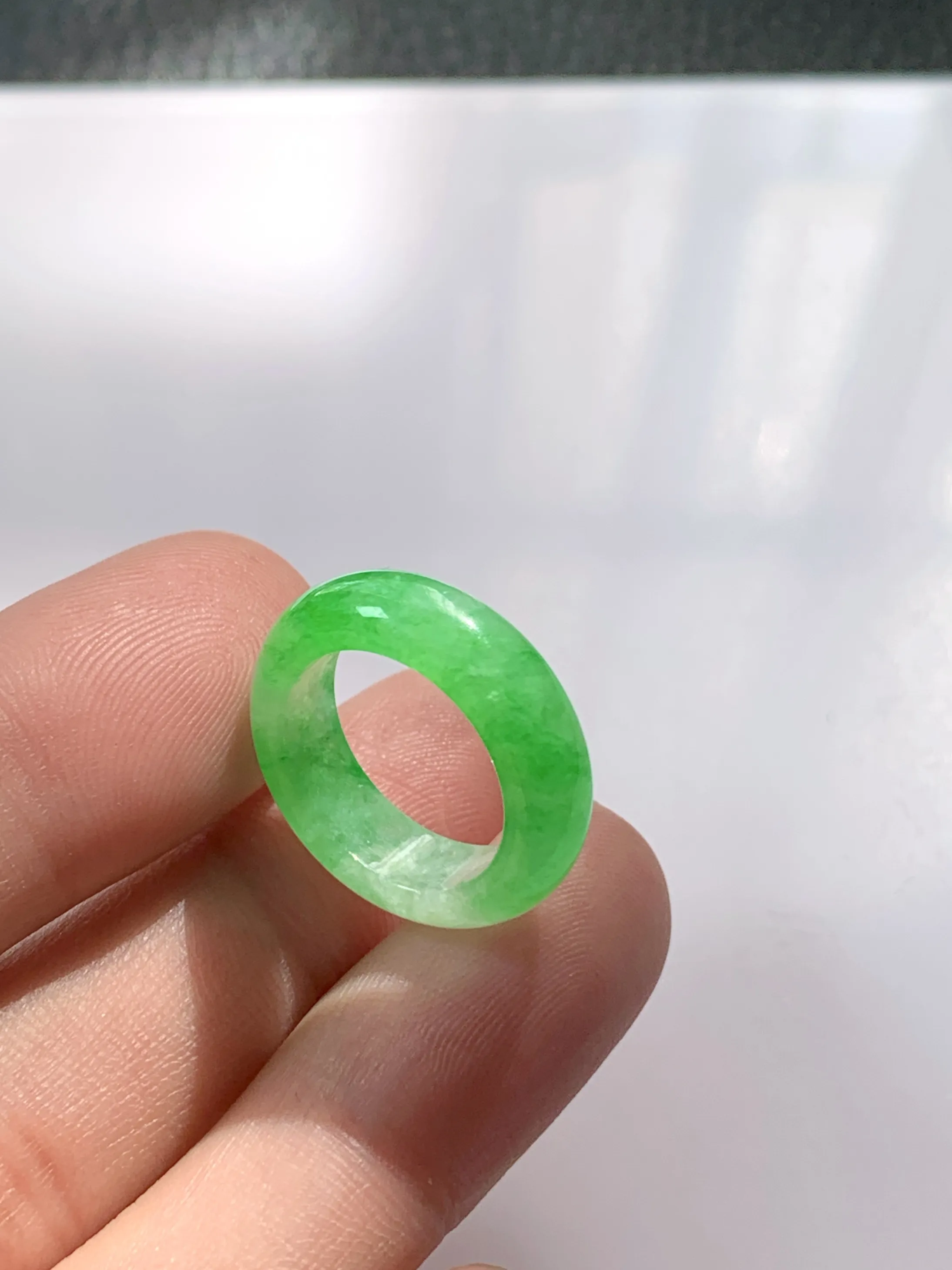 缅甸天然翡翠A货，冰种起胶满绿阳绿指环戒指，尺寸：圈口内径15.7mm，宽厚6.1/3.7mm，