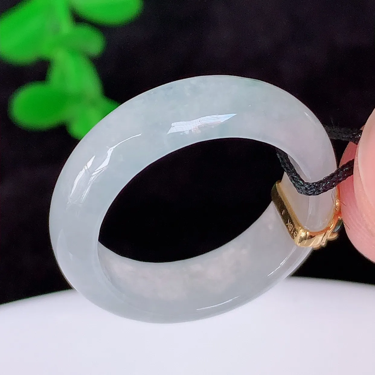 自然光实拍，冰16.5mm内径翡翠指环，18K金镶嵌，玉戒指，玉质莹润，好精美好冰润的指环，上手纤巧！#89.17
