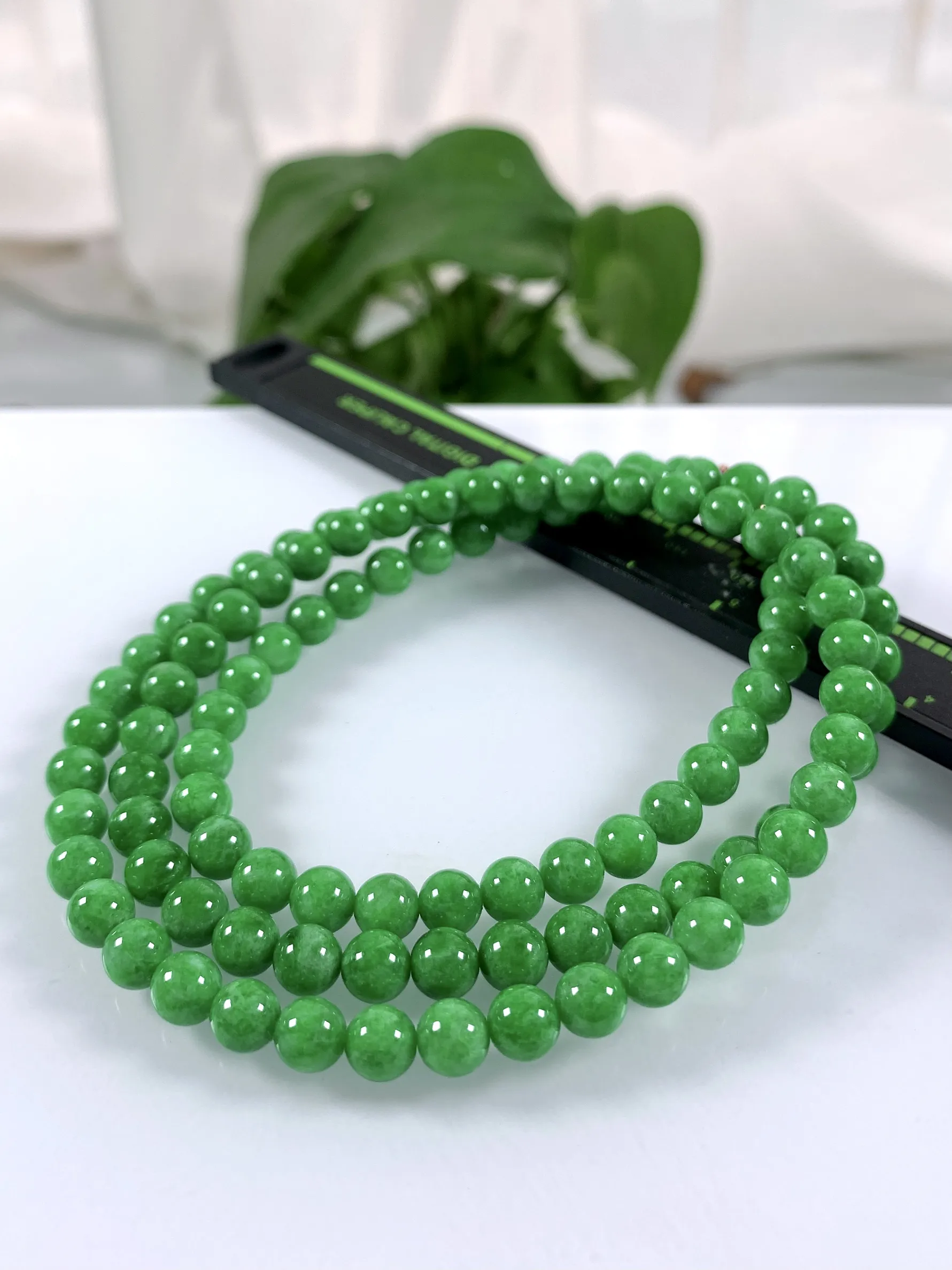 缅甸天然翡翠A货，冰润满绿辣阳绿圆珠项链，尺寸：6.5mm/108颗，长度670mm，重量：49.9