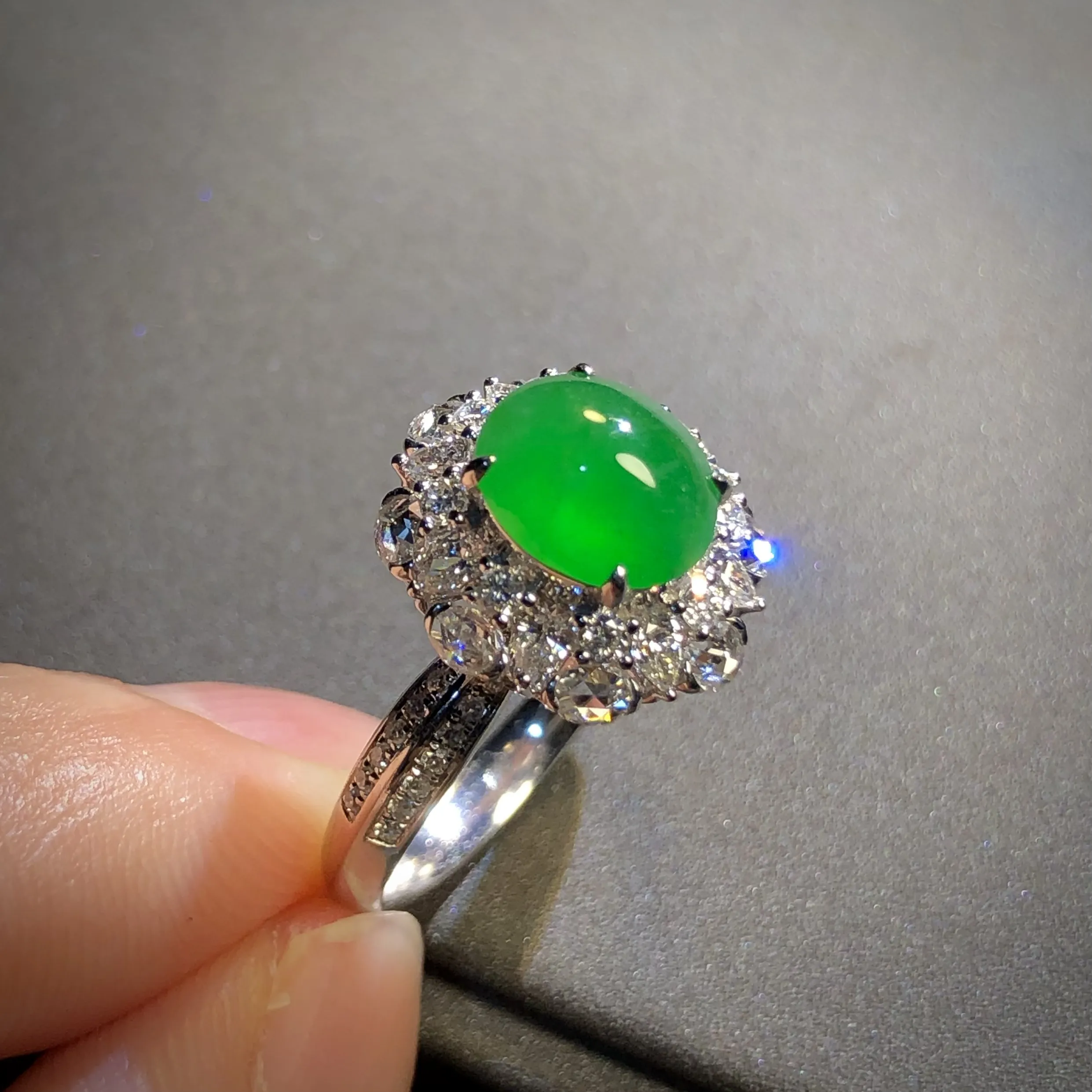 绿戒指，裸石8.5-7.5-4mm，
14#可改，18K金，南非钻，