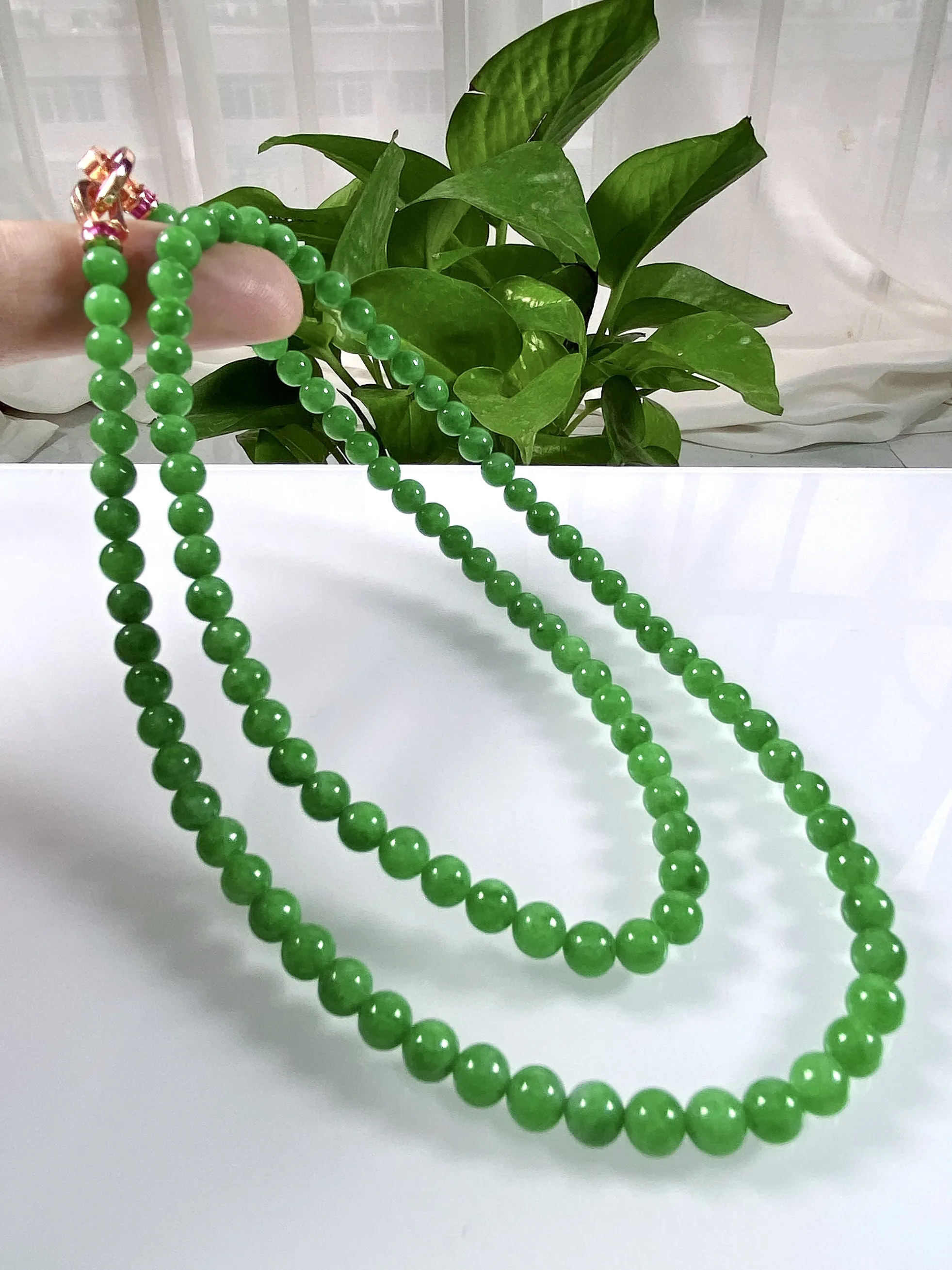 缅甸天然翡翠A货，水润满绿辣阳绿圆珠项链手链，尺寸：5.5mm/108颗，长度590mm，重量：32.00g