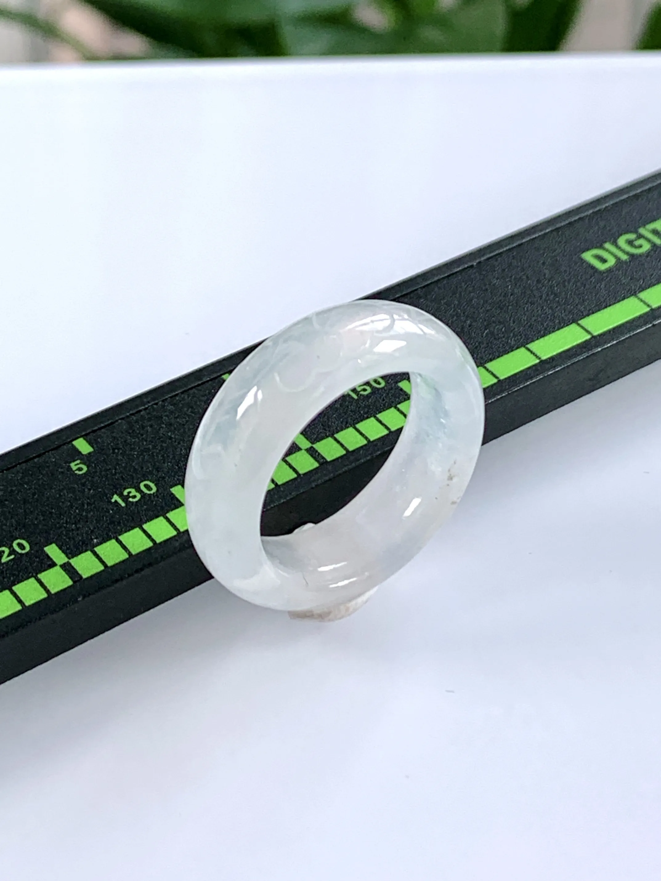 缅甸天然翡翠A货，冰种起光起胶指环戒指，特色雕刻一箭穿心，尺寸：圈口内径15.8mm=11号，宽厚6