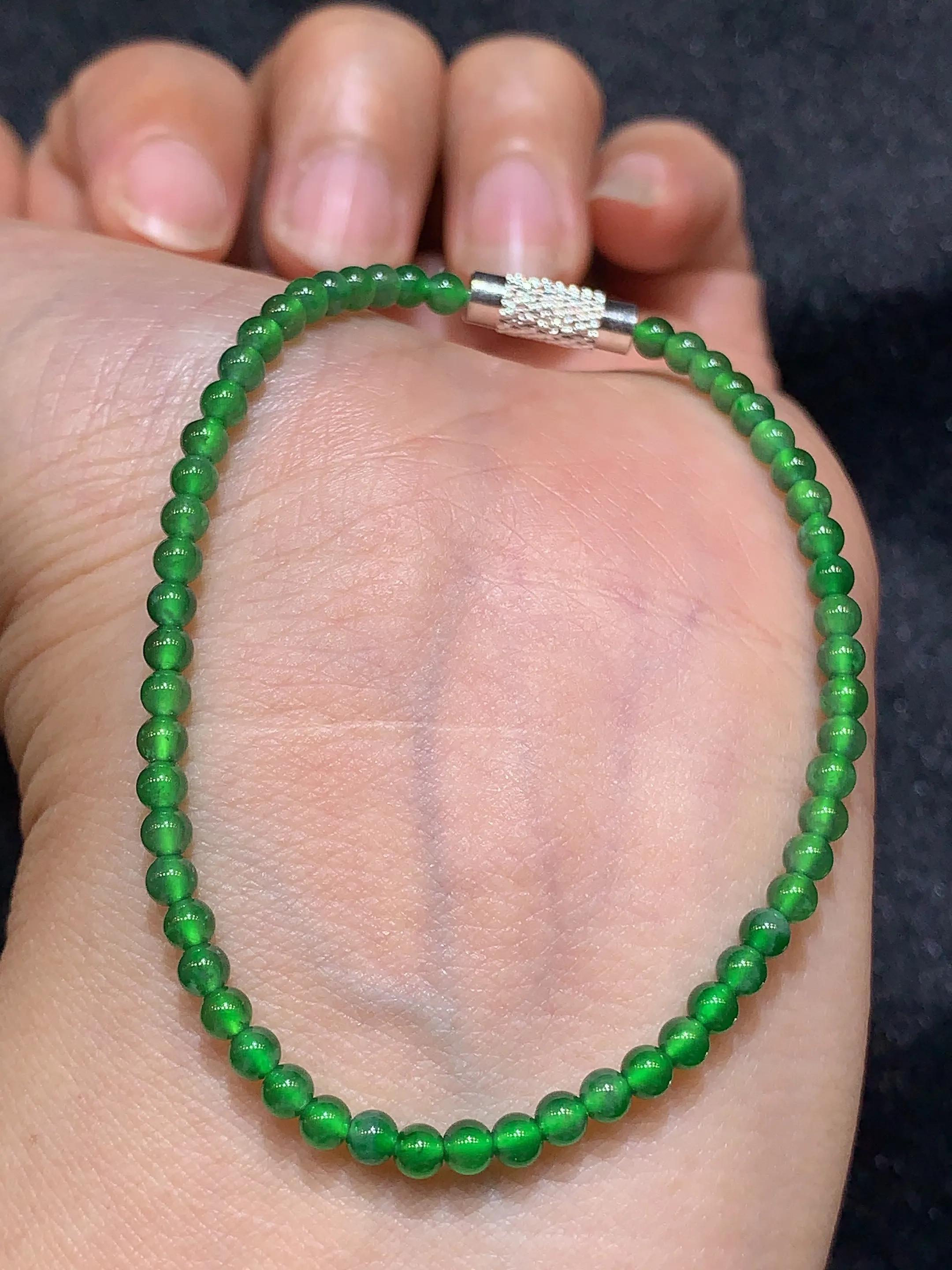 满绿圆珠手链 玉质细腻   色泽艳丽 圆润饱满 款式新颖时尚精美 取一尺寸3