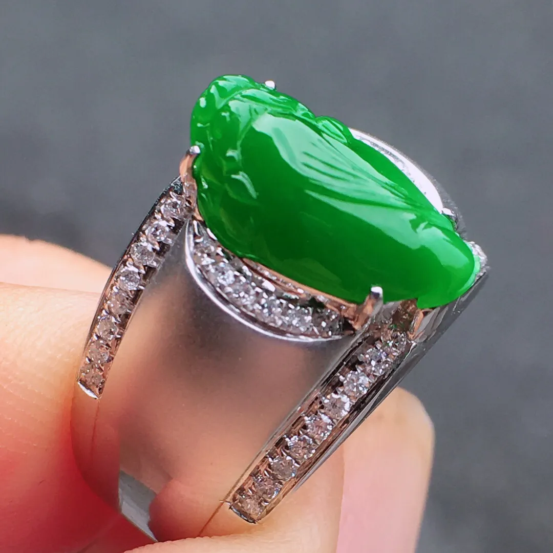冰阳绿貔貅戒指，翠色明媚娇艳，荧光感超
强，饱满水润，上手很抢眼，气质满满。18k
金豪华镶嵌