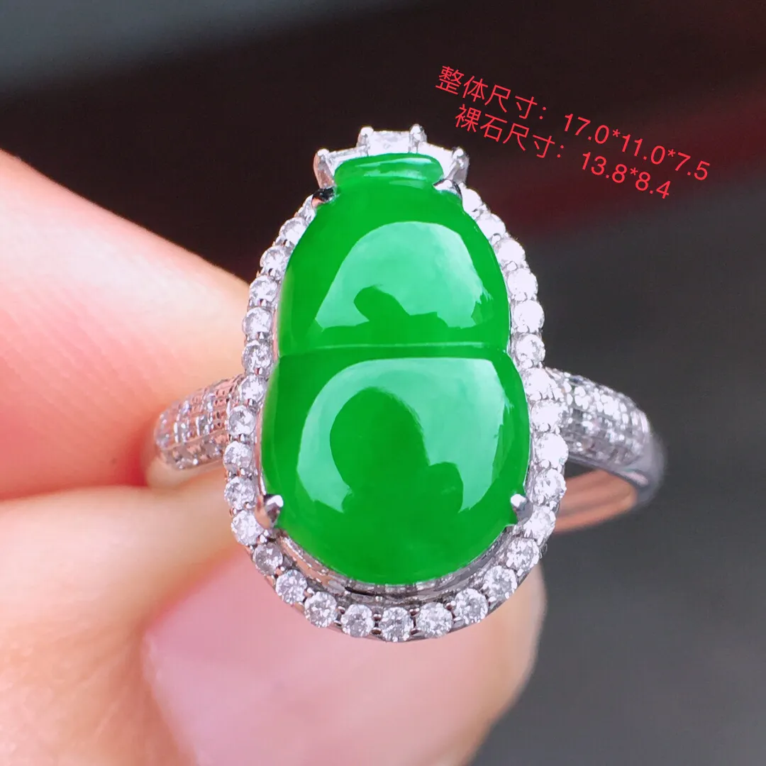 冰阳绿葫芦戒指，翠色明媚娇艳，荧光感超
强，饱满水润，上手很抢眼，气质满满。18k
金豪华镶嵌
