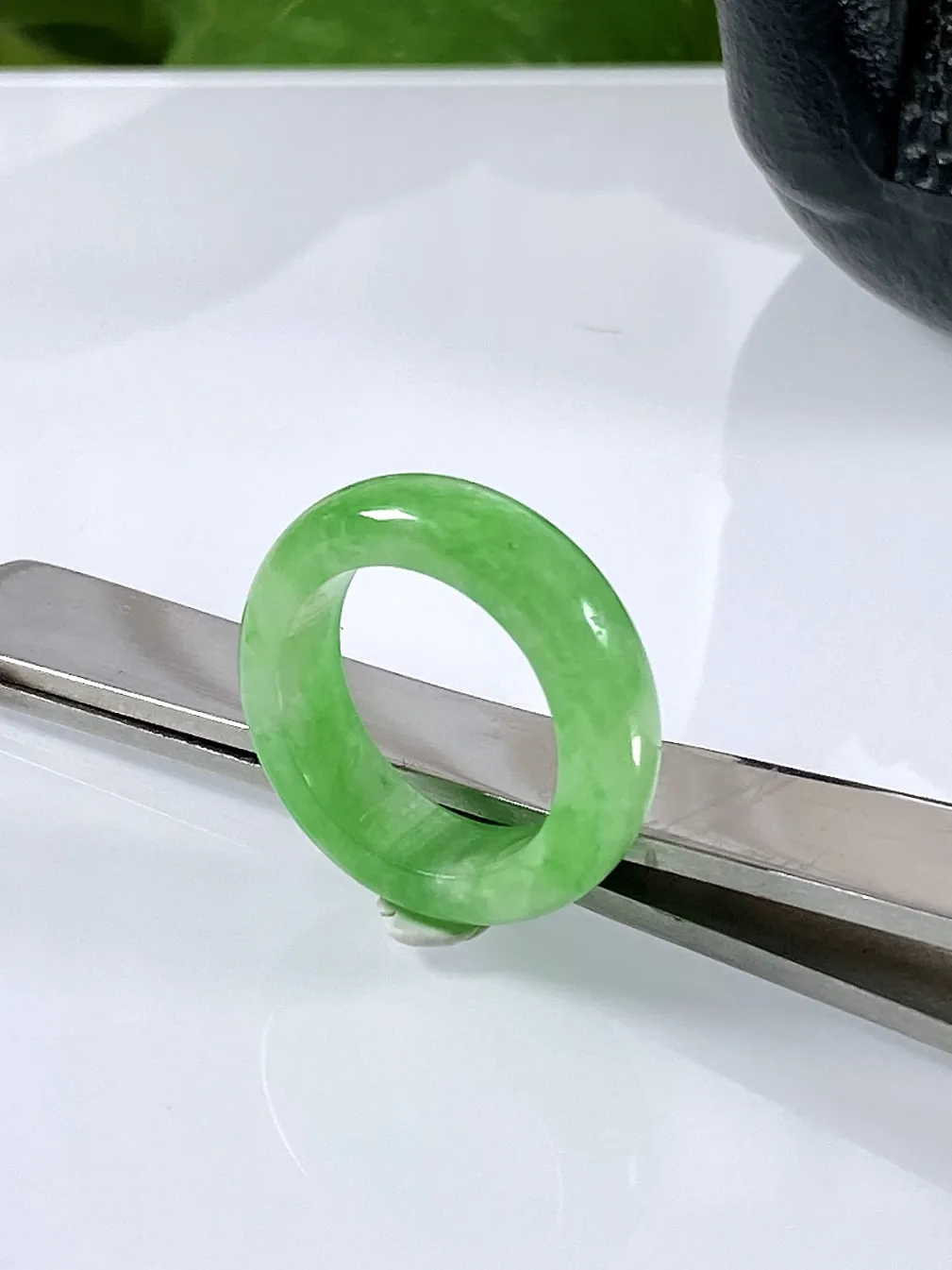 缅甸天然翡翠A货，冰种飘绿阳绿指环戒指，尺寸：圈口内径16.3mm=12.5号，宽厚6.2/4mm，重量：4.01g