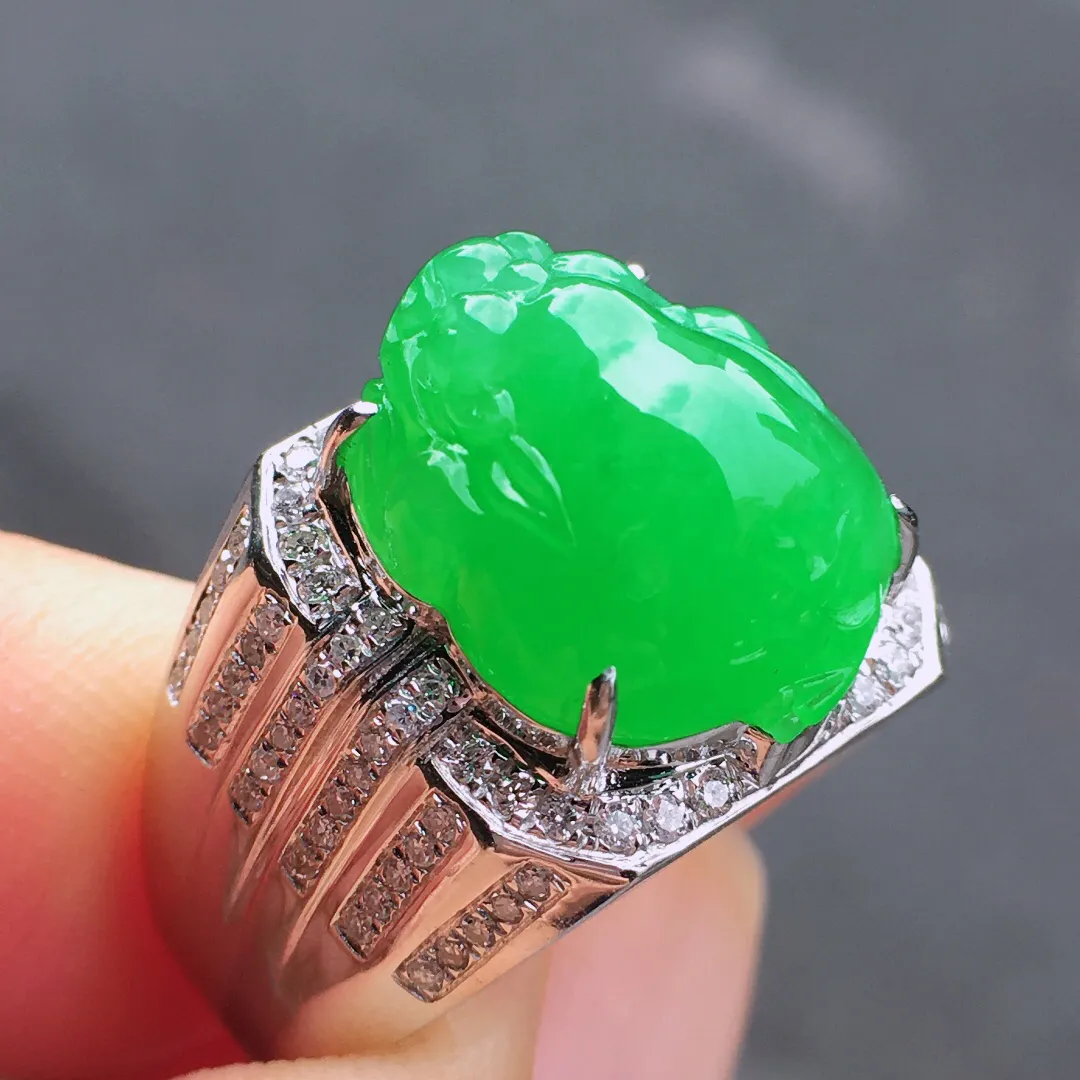 冰阳绿貔貅戒指，翠色明媚娇艳，荧光感超
强，形态立体，饱满水润，上手很抢眼，气质满满。18k
金豪华