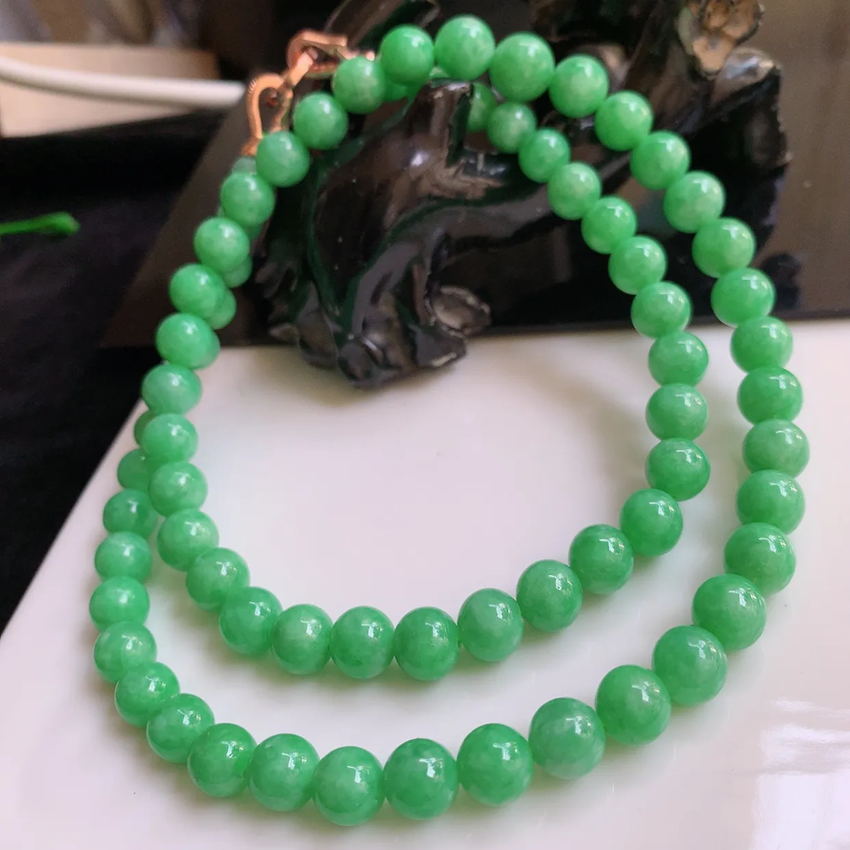 自然光实拍，冰润满绿圆珠项链  翡翠项链 （装饰扣）玉质细腻  冰清玉润    颜色漂亮  #002