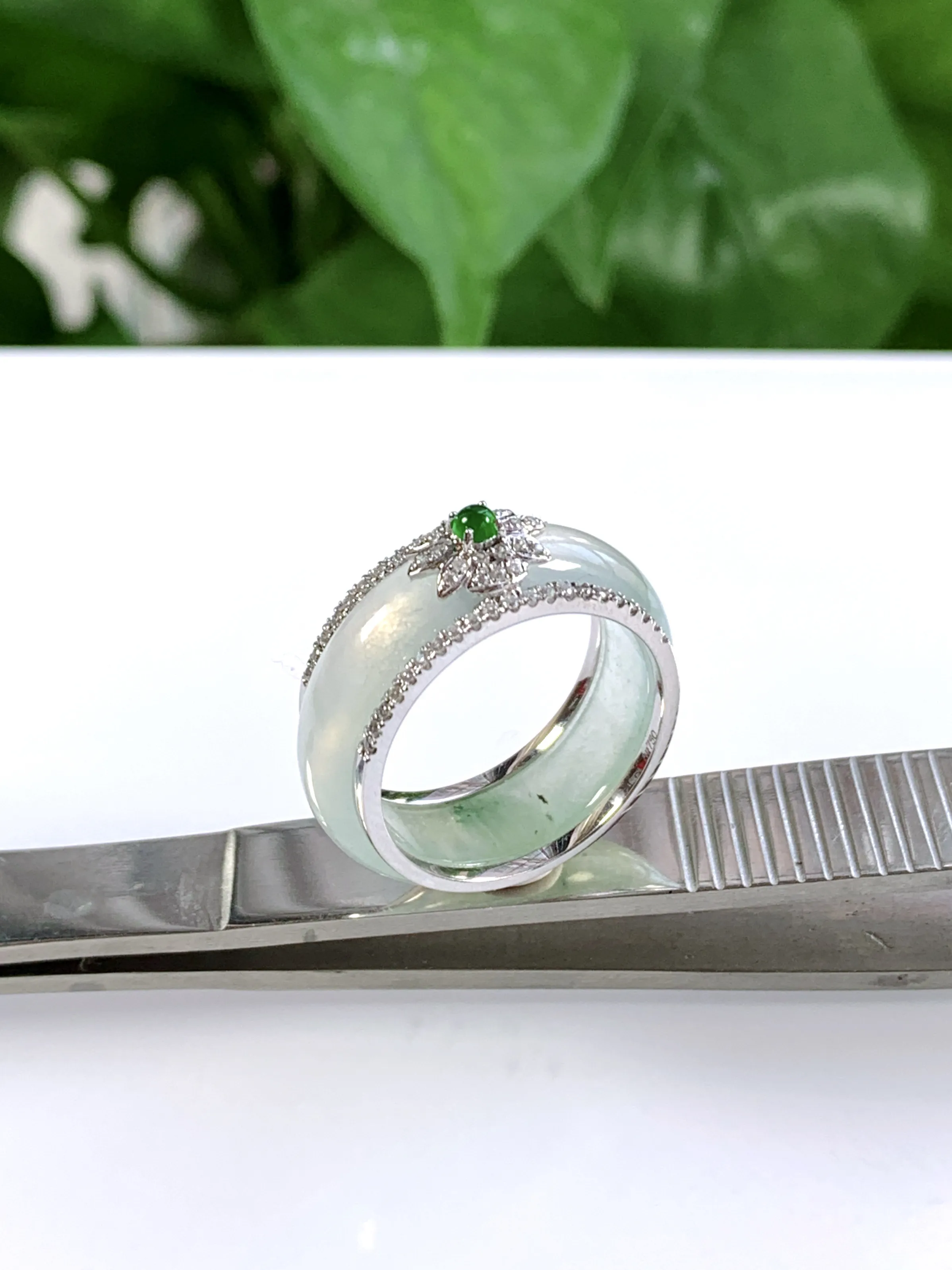 缅甸天然翡翠A货，18K金豪华镶嵌冰种起光起胶指环戒指，尺寸：圈口内径17.9mm=17号，宽厚8.5/3mm，重量：5.62g
