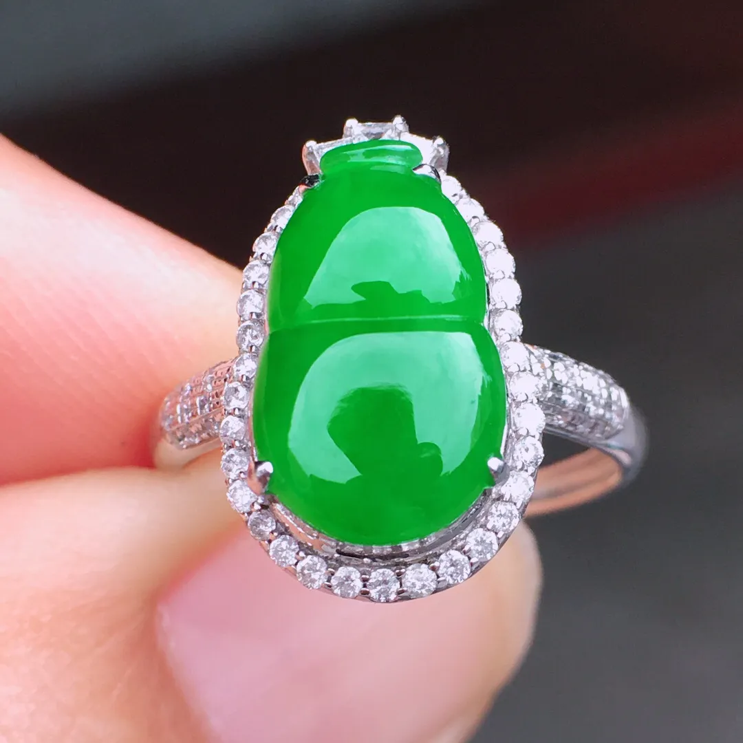 冰阳绿葫芦戒指，翠色明媚娇艳，荧光感超
强，饱满水润，上手很抢眼，气质满满。18k
金豪华镶嵌