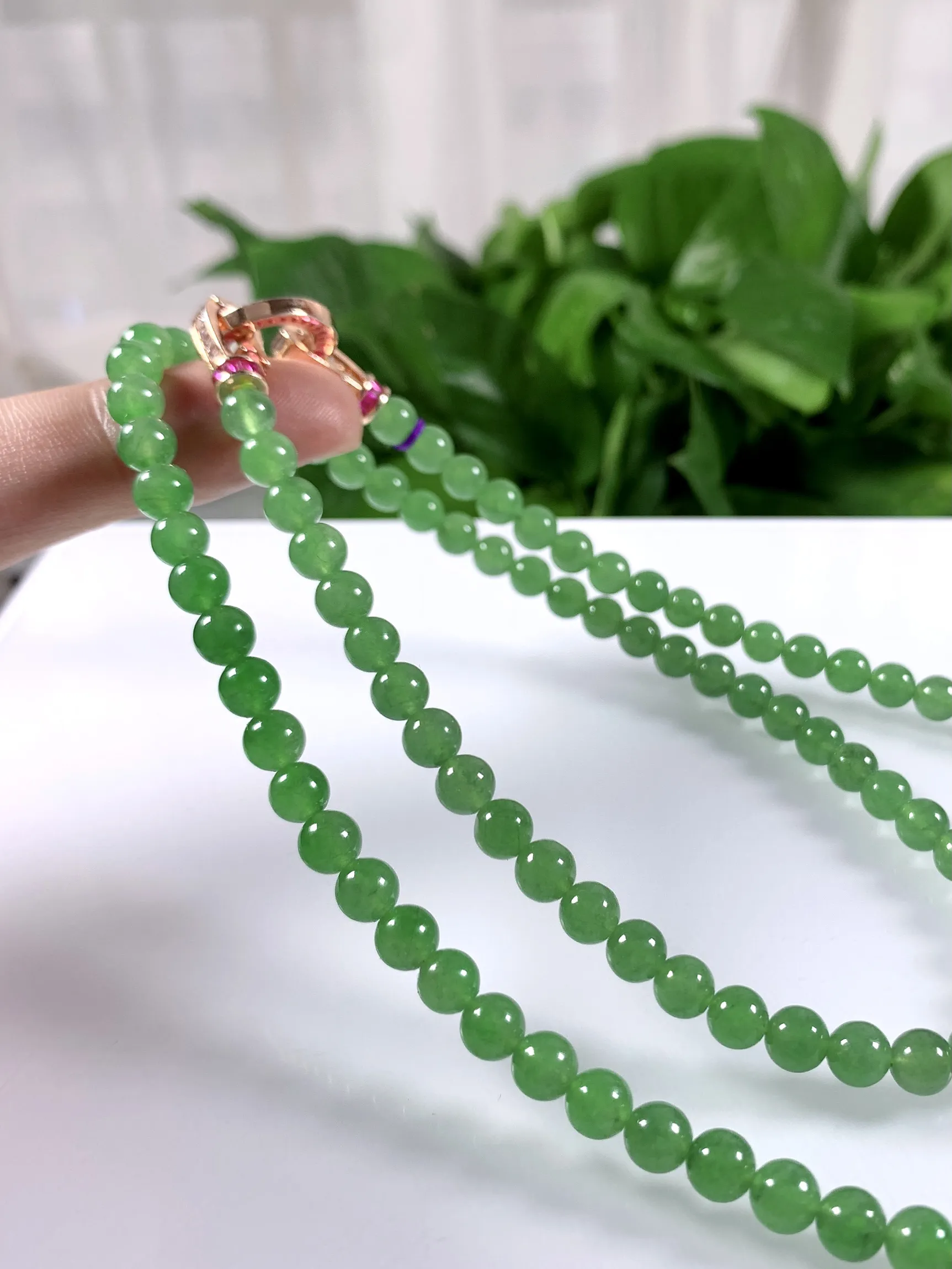 收藏级别，缅甸天然翡翠A货，高冰阳绿冰绿圆珠项链，尺寸：6.2mm/108颗，长度660mm，重量：45.79g