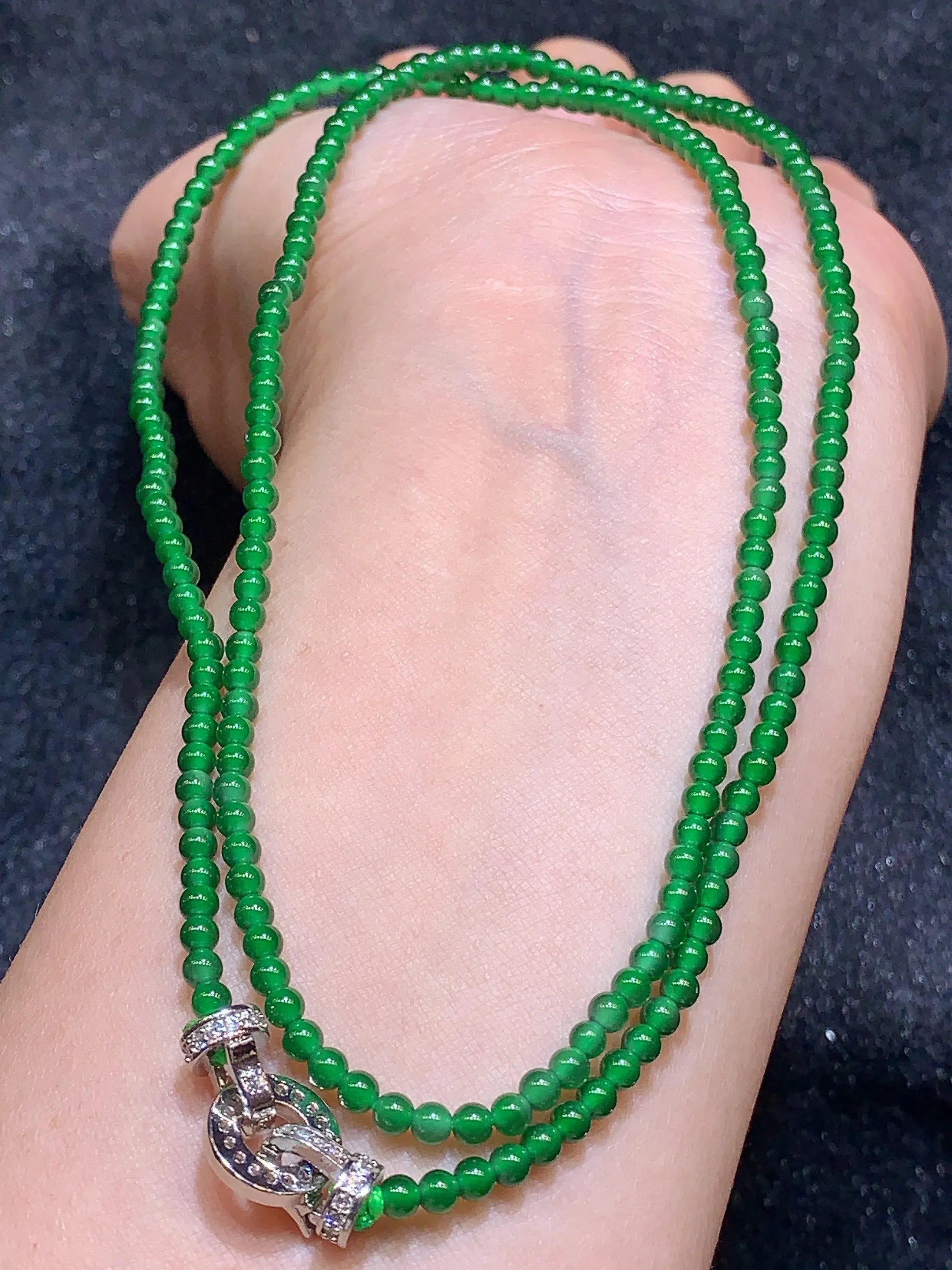 满绿圆珠项链 玉质细腻   色泽艳丽 圆润饱满 款式新颖时尚精美 取一尺寸2.9