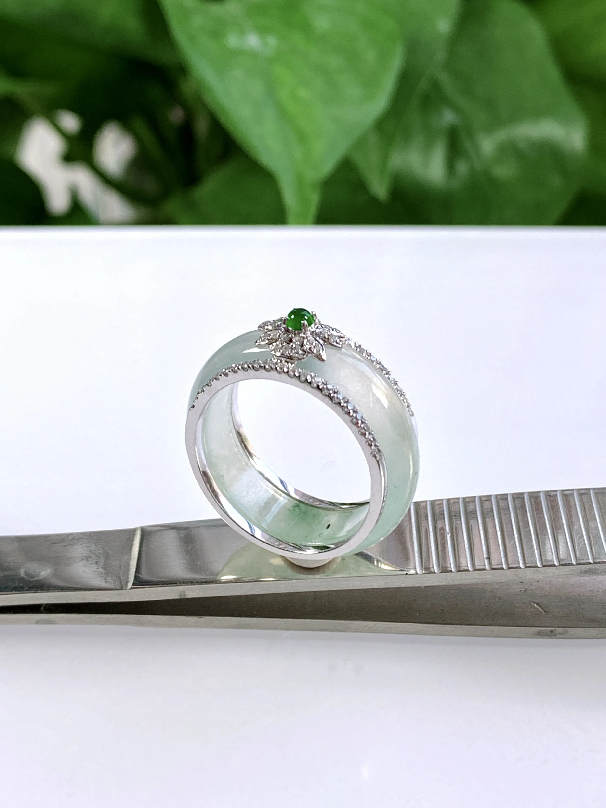缅甸天然翡翠A货，18K金豪华镶嵌冰种起光起胶指环戒指，尺寸：圈口内径17.9mm=17号，宽厚8.