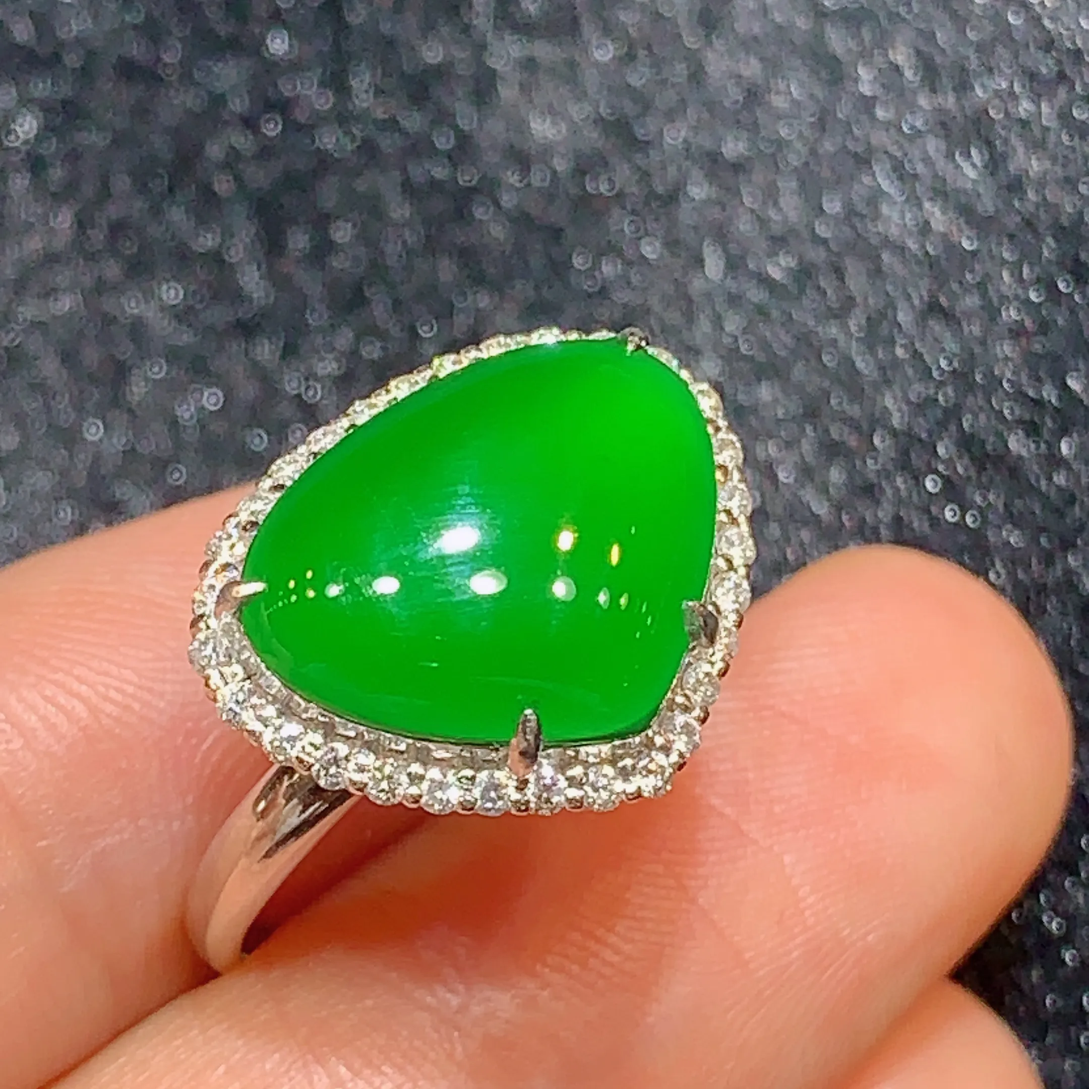 18k金钻镶嵌满绿心形戒指 玉质细腻 色泽艳丽 款式新颖时尚高贵大气 圈口13 整体尺寸14*17.
