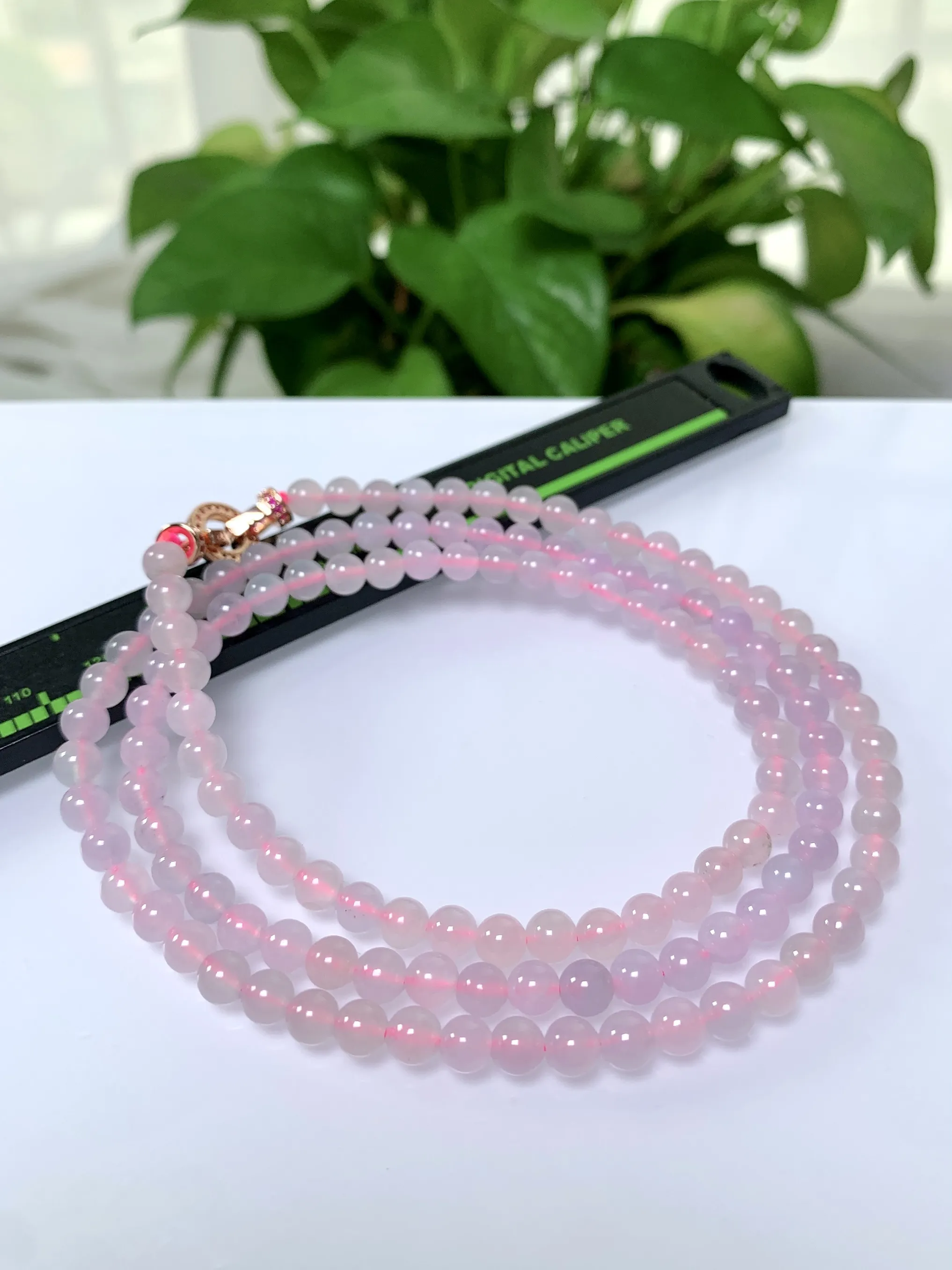 缅甸天然翡翠A货，高冰起光起胶粉色圆珠项链手链，尺寸：5.3mm/130颗，长度650mm，重量32
