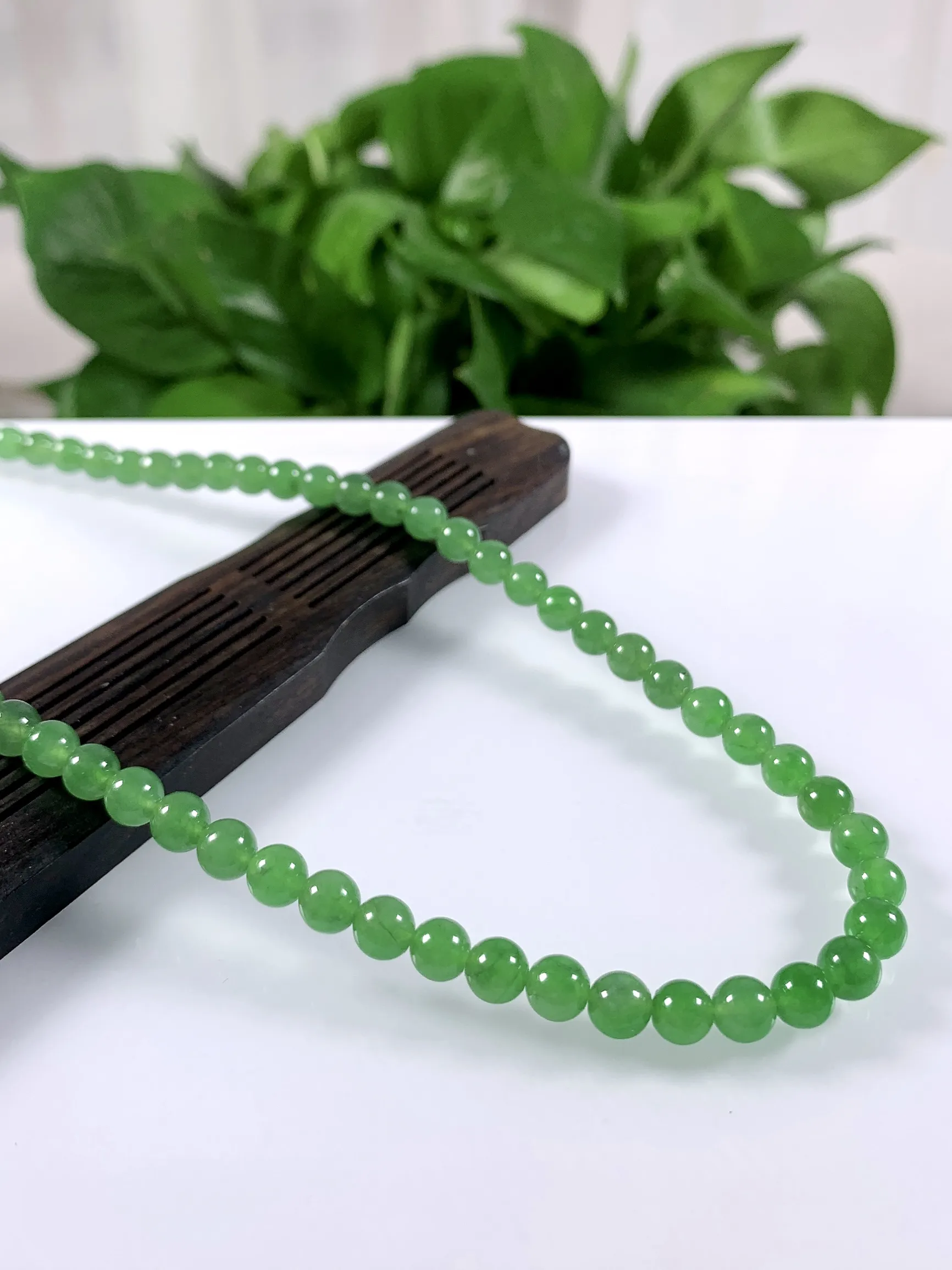 收藏级别，缅甸天然翡翠A货，高冰阳绿冰绿圆珠项链，尺寸：6.2mm/108颗，长度660mm，重量：45.79g