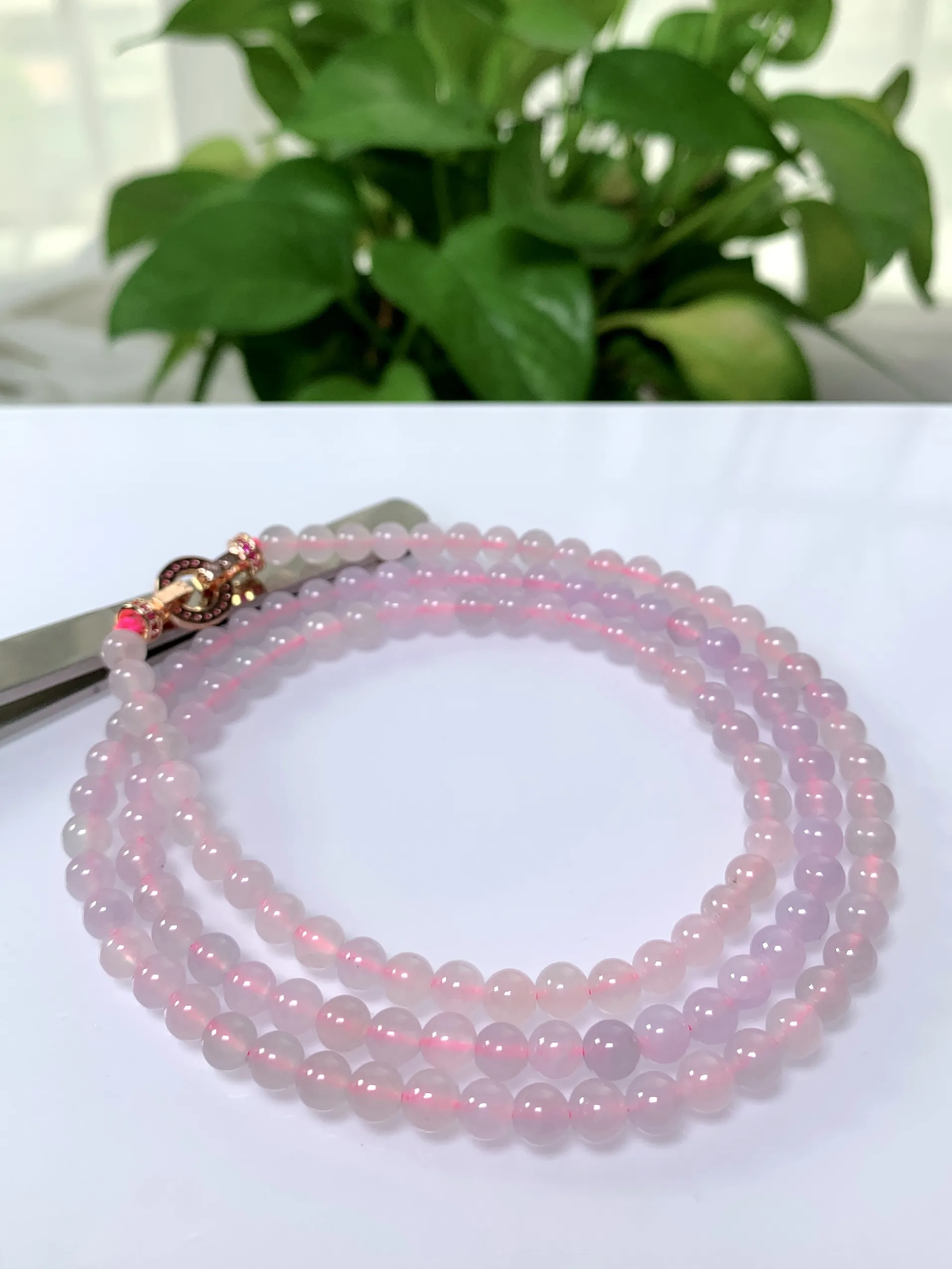 缅甸天然翡翠A货，高冰起光起胶粉色圆珠项链手链，尺寸：5.3mm/130颗，长度650mm，重量32.38g