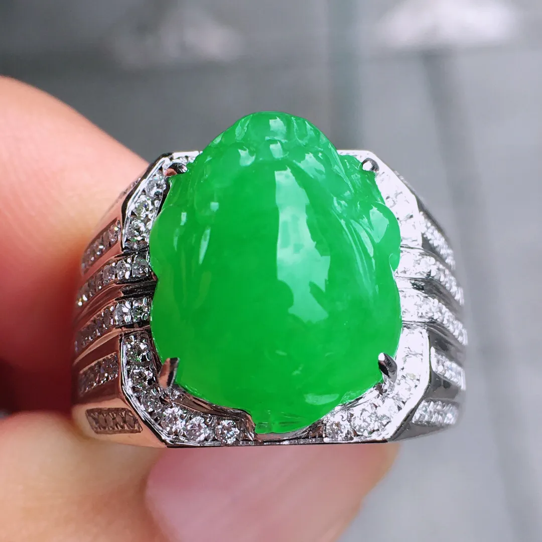 冰阳绿貔貅戒指，翠色明媚娇艳，荧光感超
强，形态立体，饱满水润，上手很抢眼，气质满满。18k
金豪华镶嵌