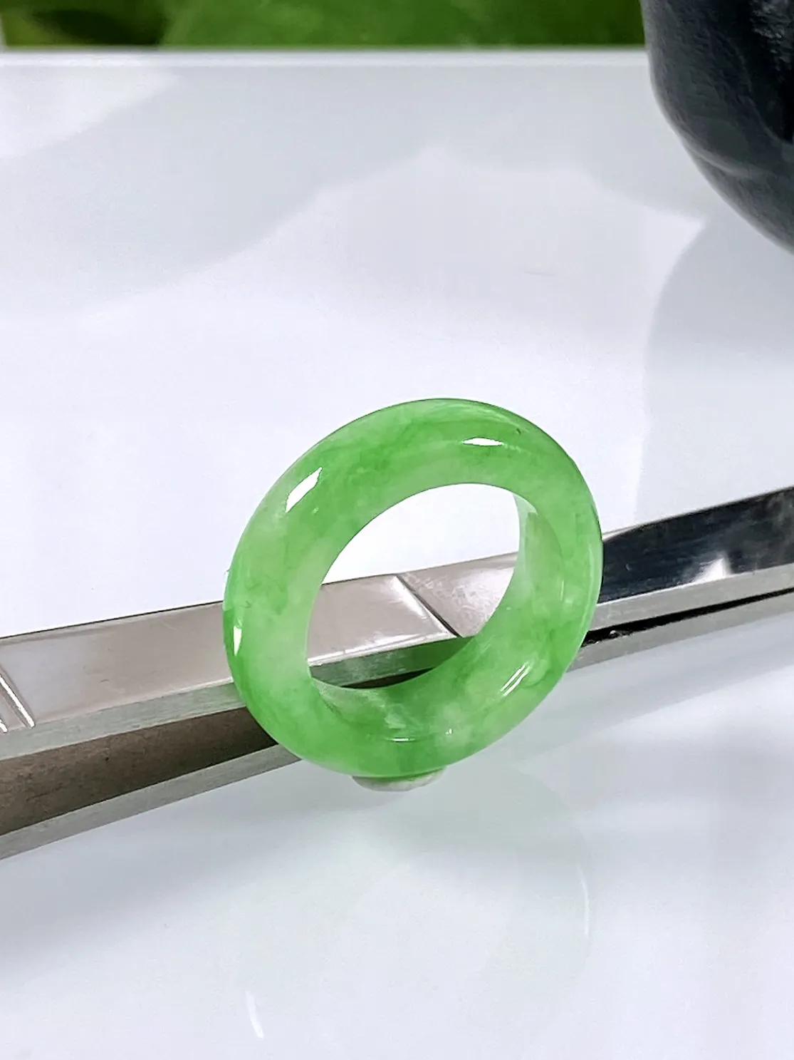 缅甸天然翡翠A货，冰种飘绿阳绿指环戒指，尺寸：圈口内径16.3mm=12.5号，宽厚6.2/4mm，重量：4.01g